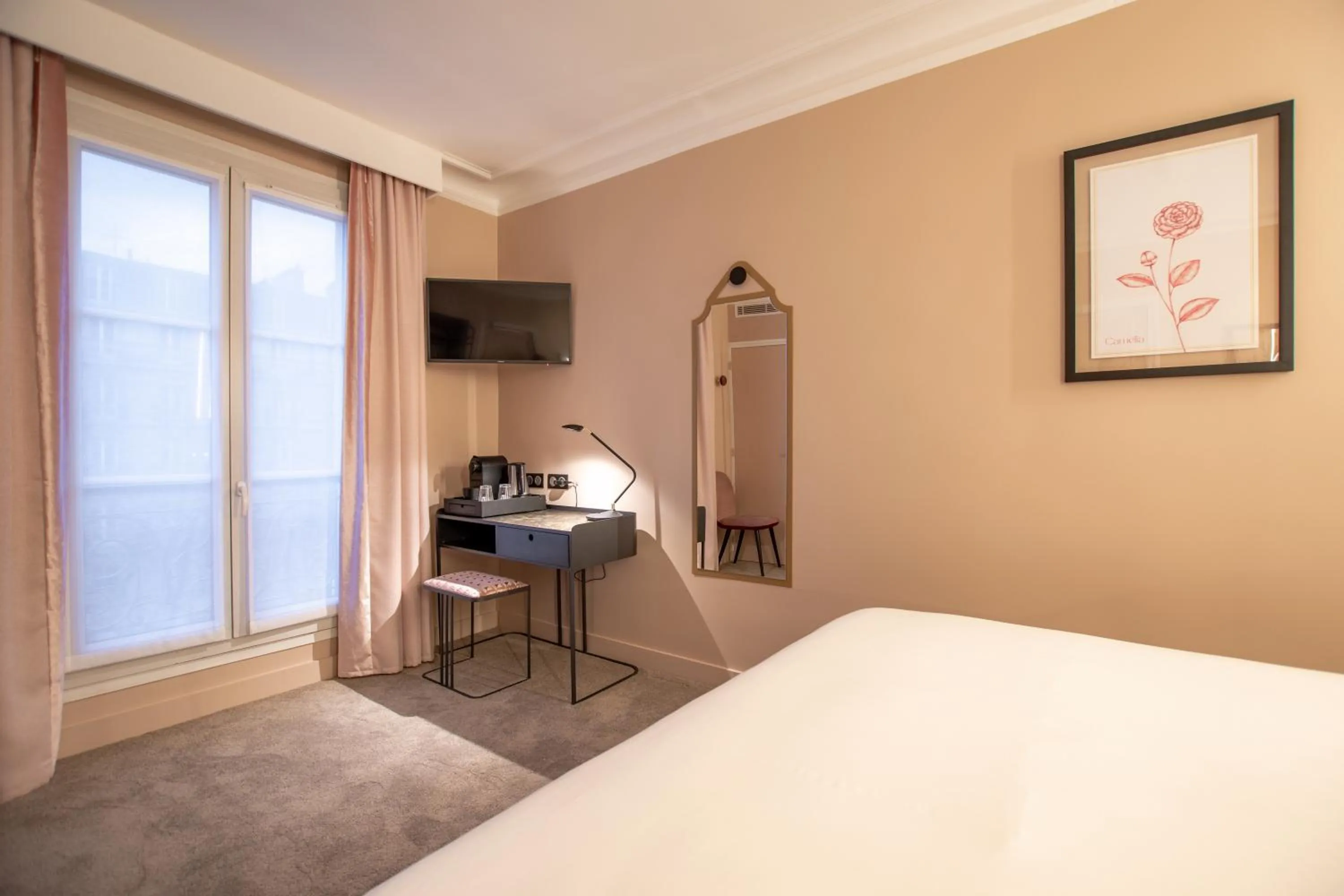 TV and multimedia, Bed in ELSA, Hôtel Paris