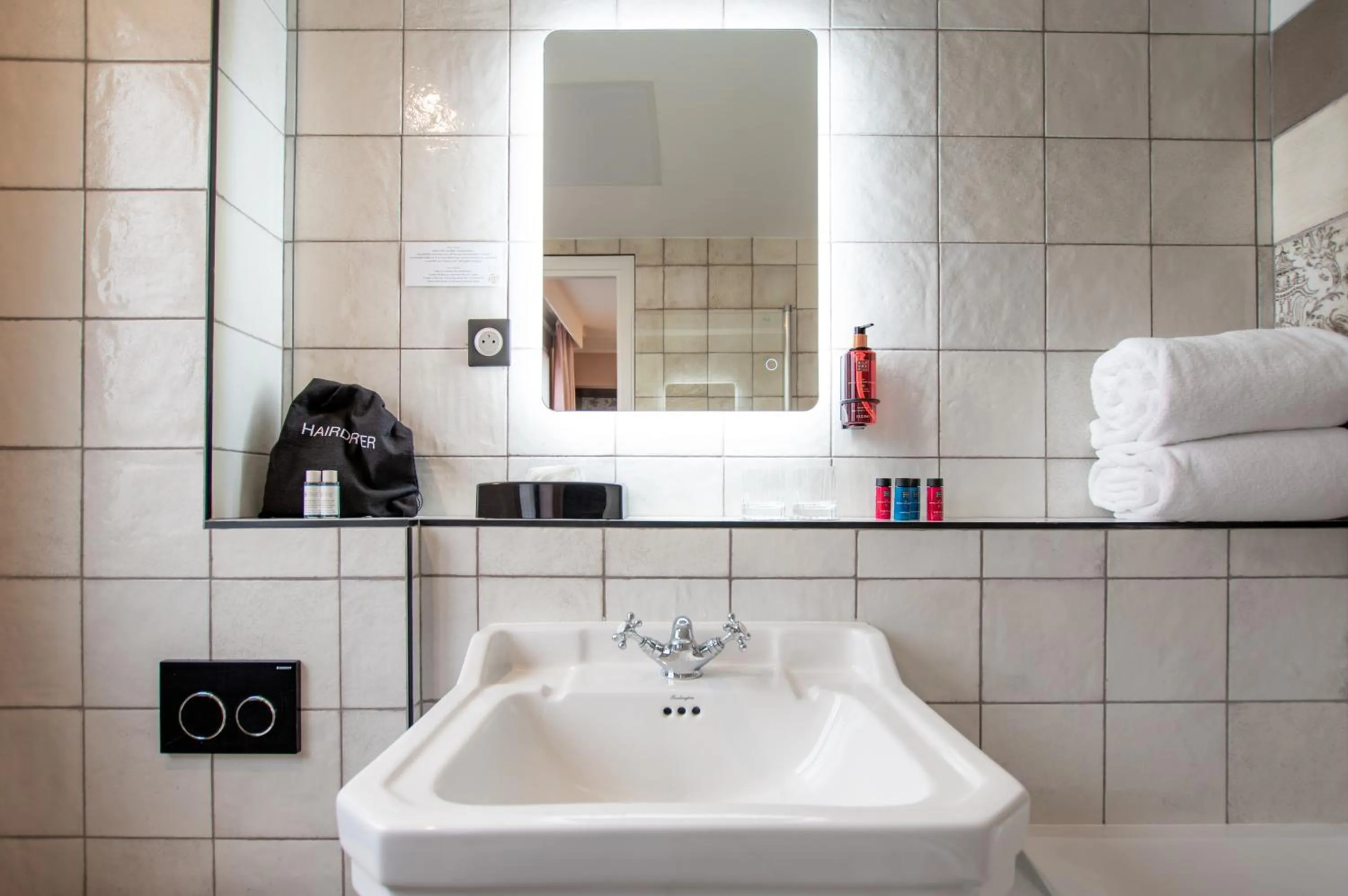 Bathroom in ELSA, Hôtel Paris