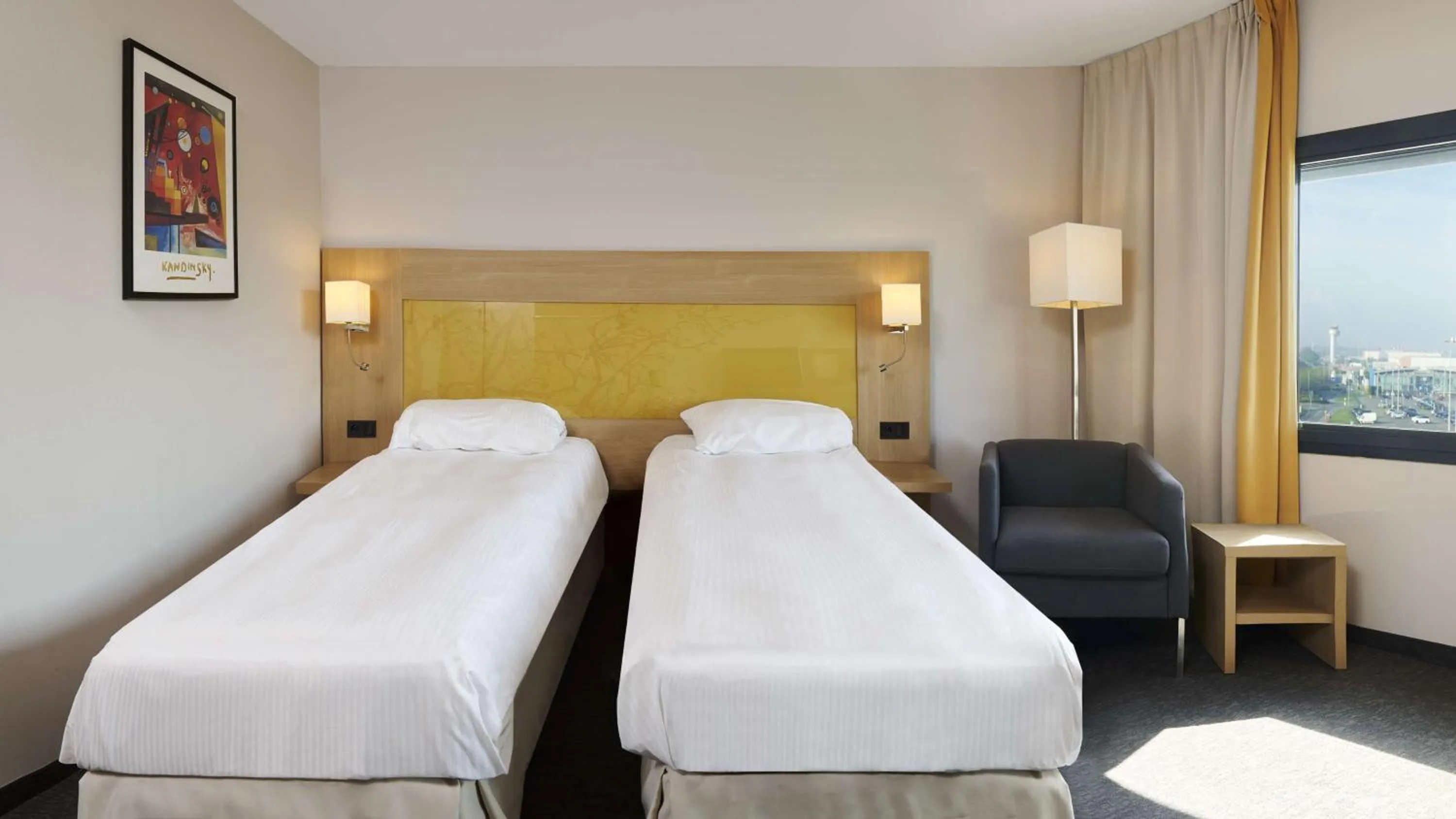 Restaurant/places to eat, Bed in Park Inn by Radisson Liege Airport