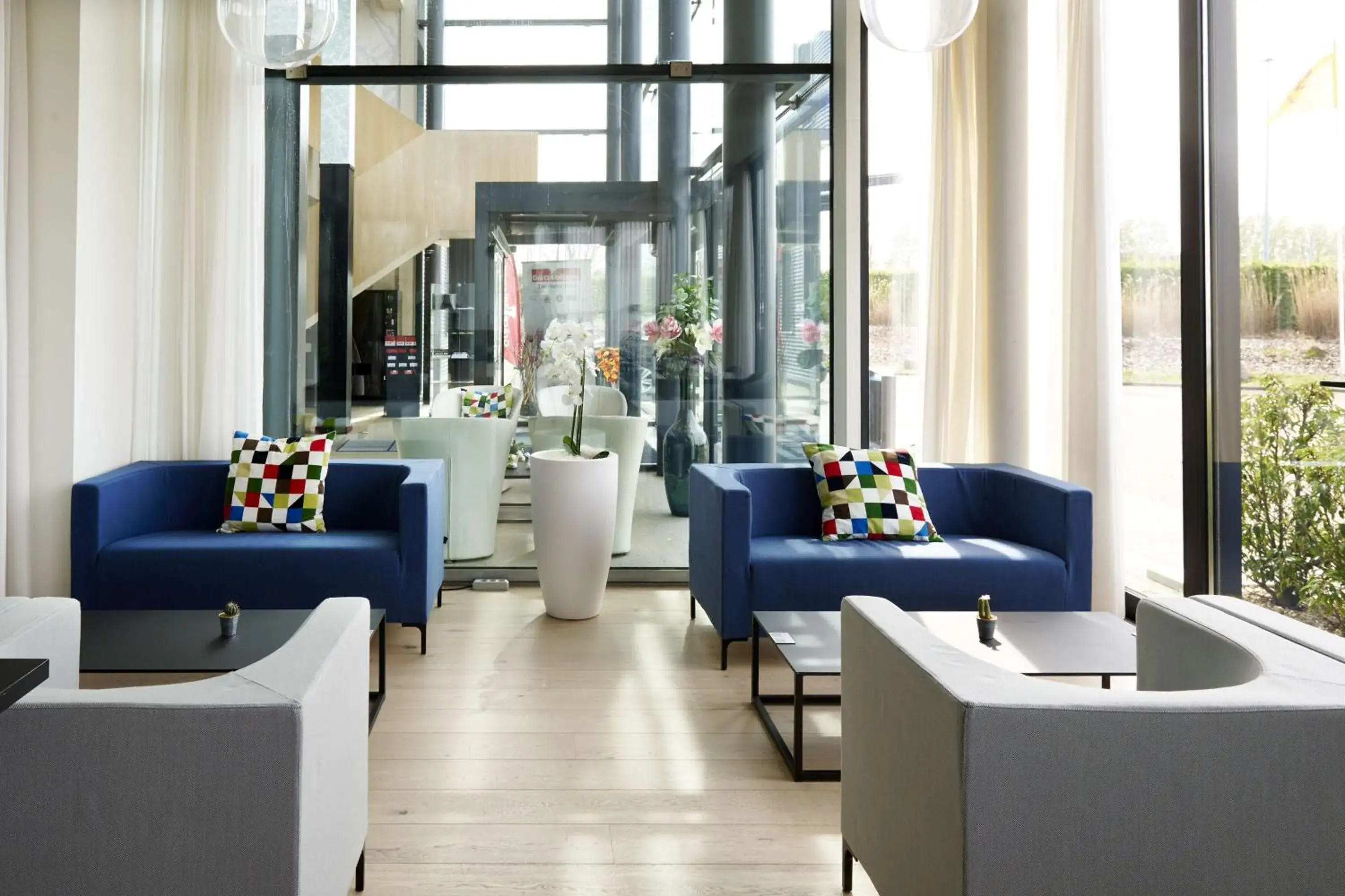 Lounge or bar in Park Inn by Radisson Liege Airport Lounge or bar in Park Inn by Radisson Liege Airport