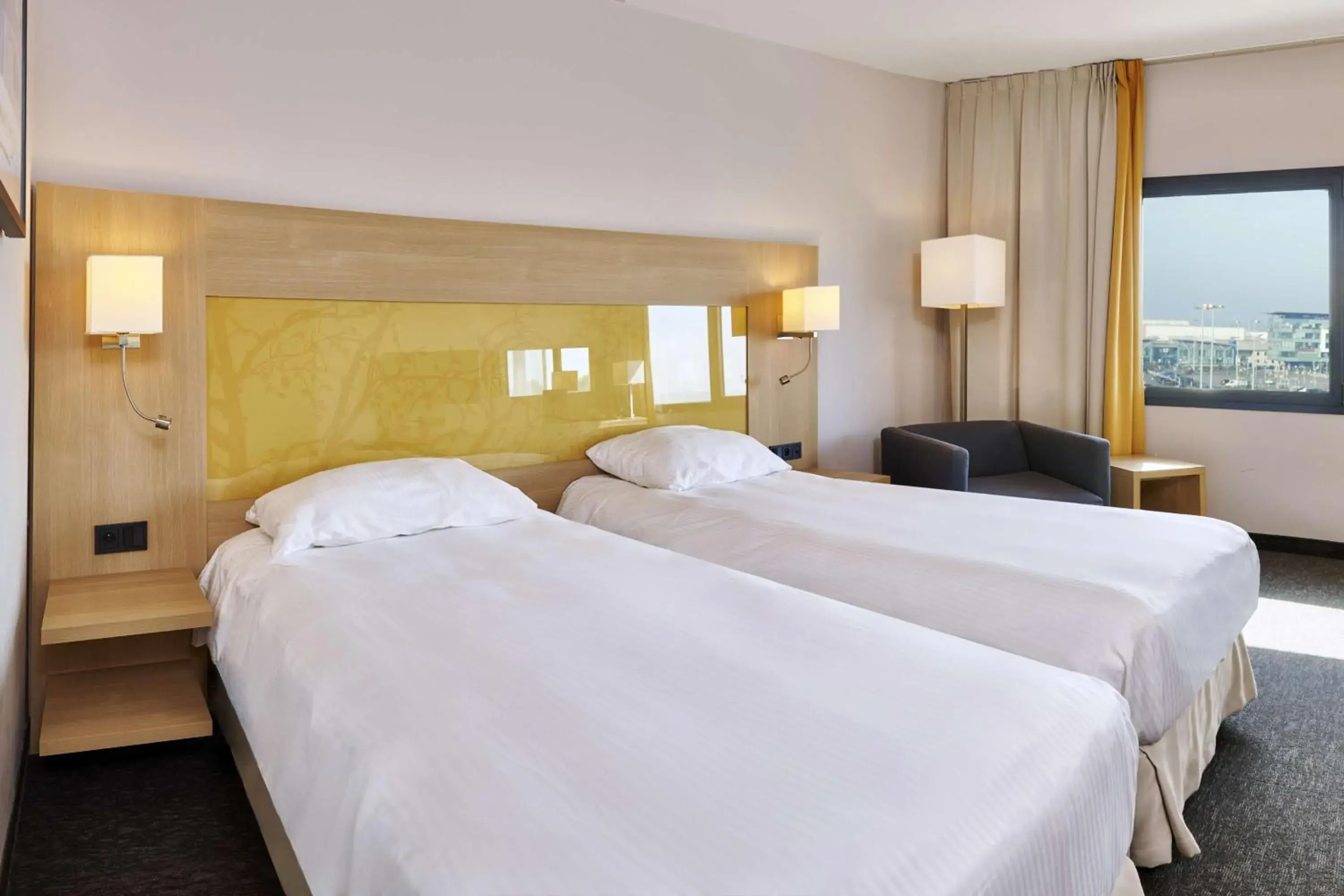 Restaurant/places to eat, Bed in Park Inn by Radisson Liege Airport Restaurant/places to eat, Bed in Park Inn by Radisson Liege Airport