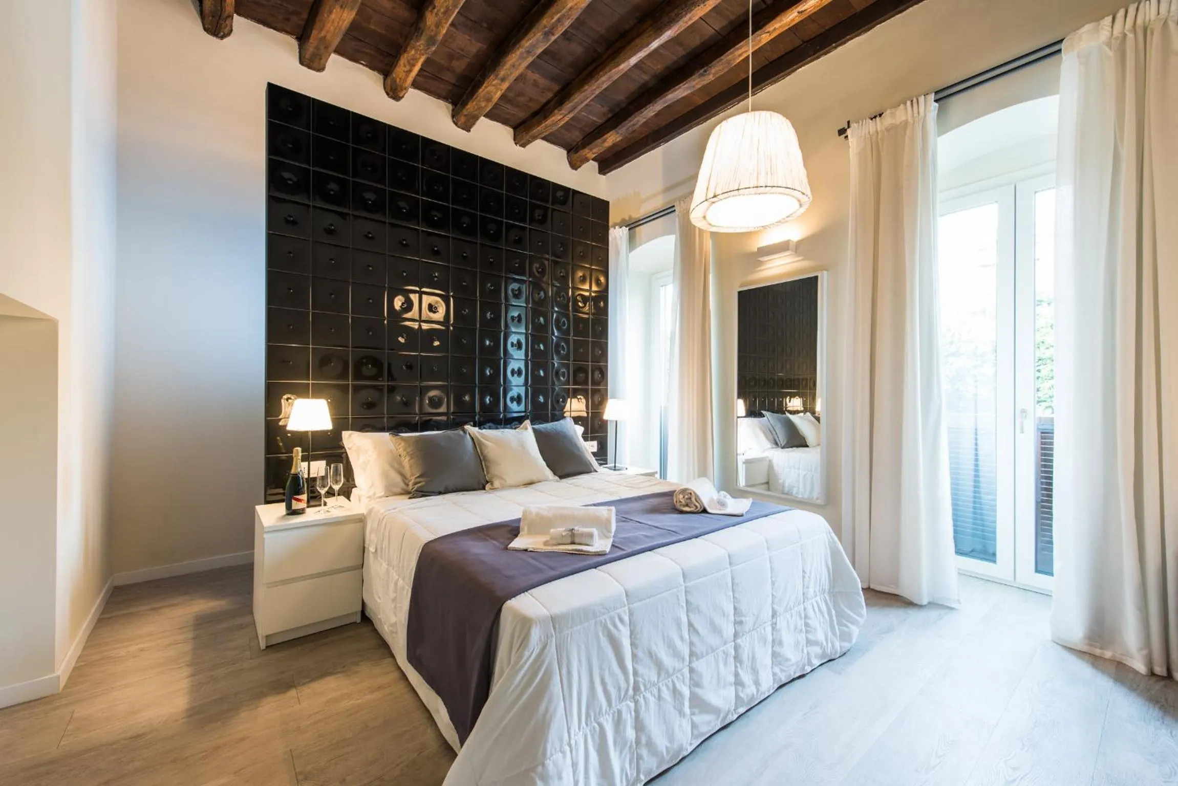 Bedroom, Bed in LuxurYenne
