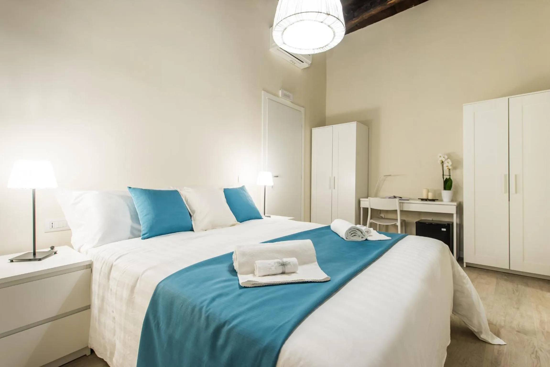 Bedroom, Bed in LuxurYenne