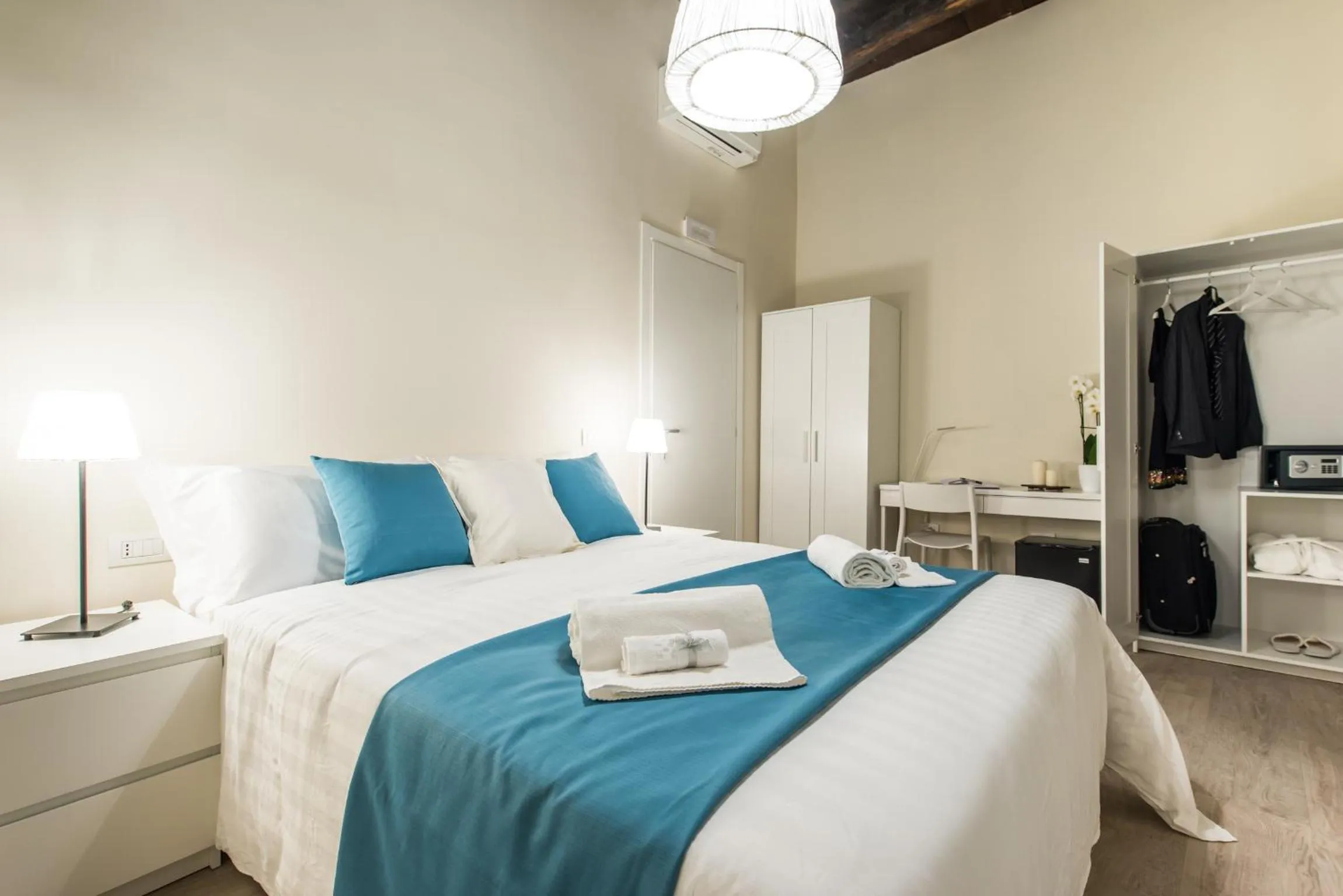 Bedroom, Bed in LuxurYenne