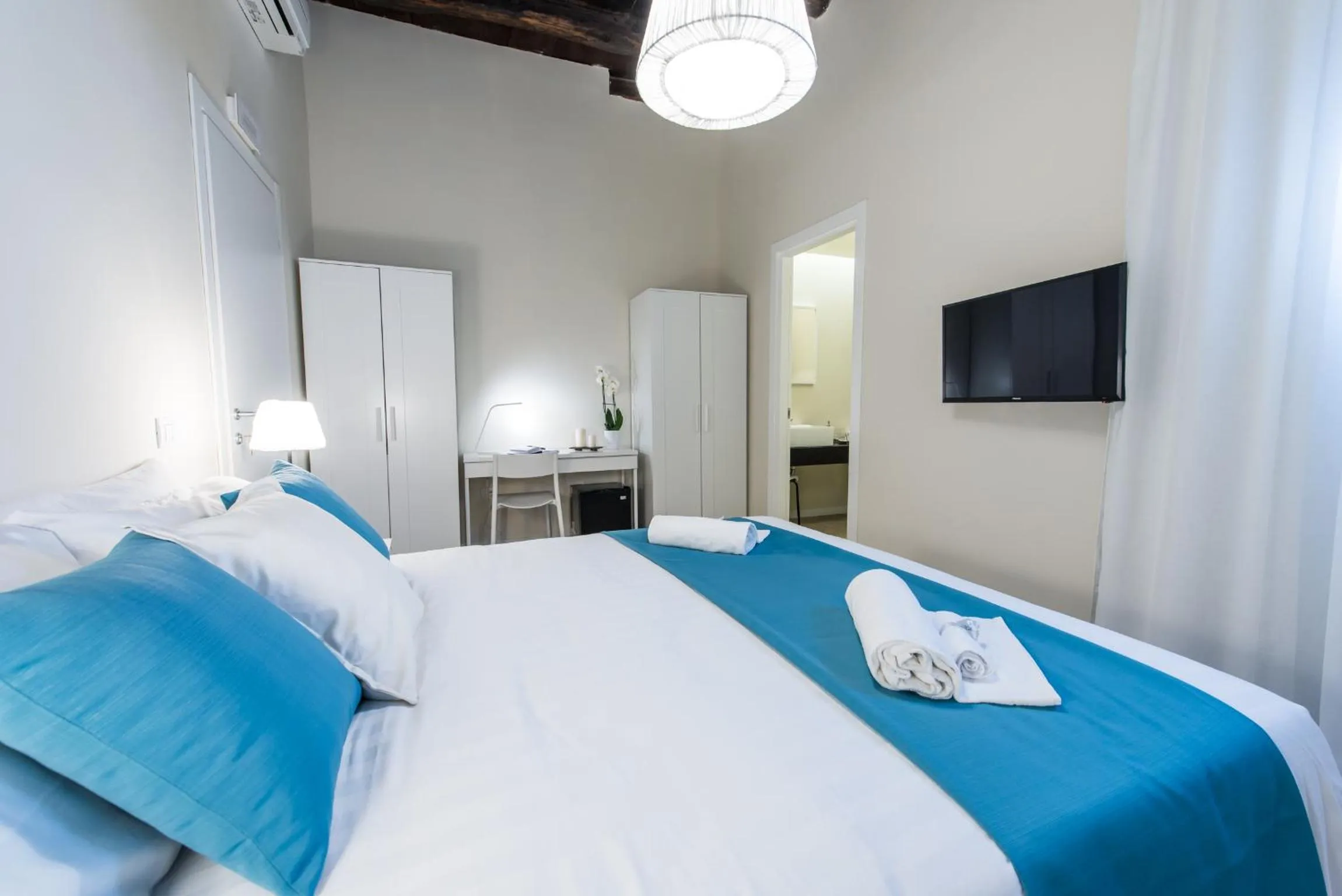 Photo of the whole room, Bed in LuxurYenne