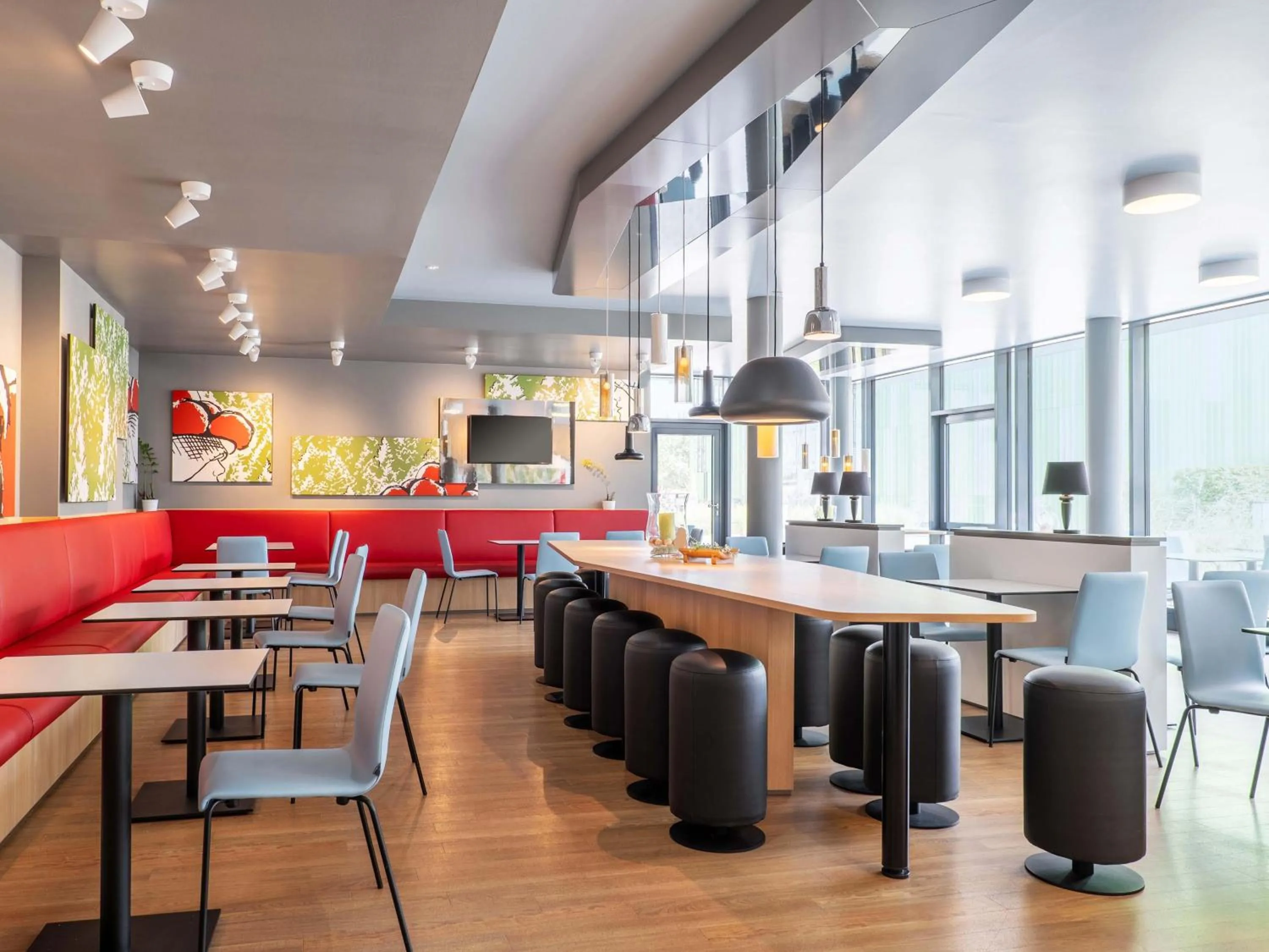 Lounge or bar in B&B Hotel Offenburg-City