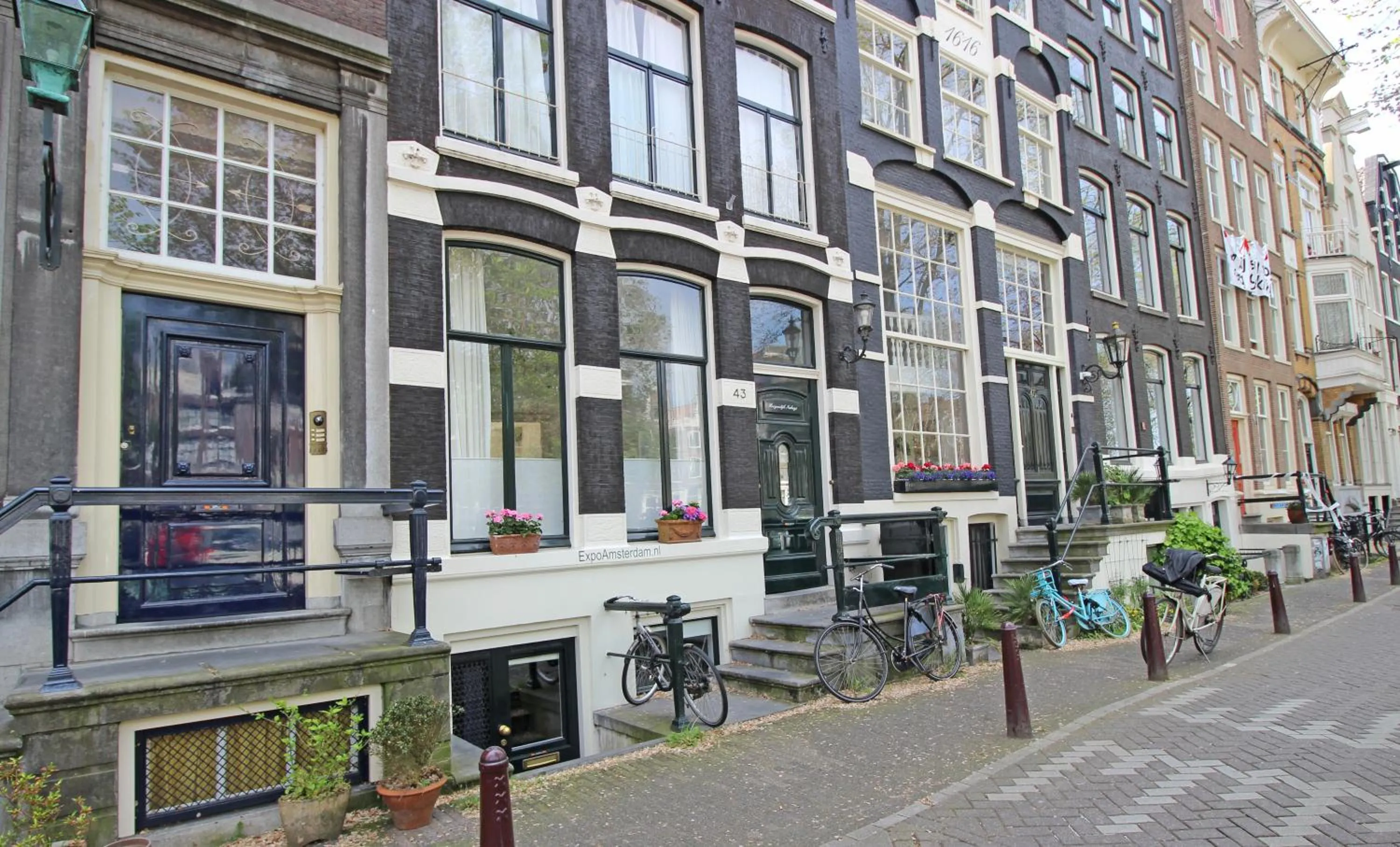 Property building in Romantic Jordaan Canalsuite near Anne Frank House