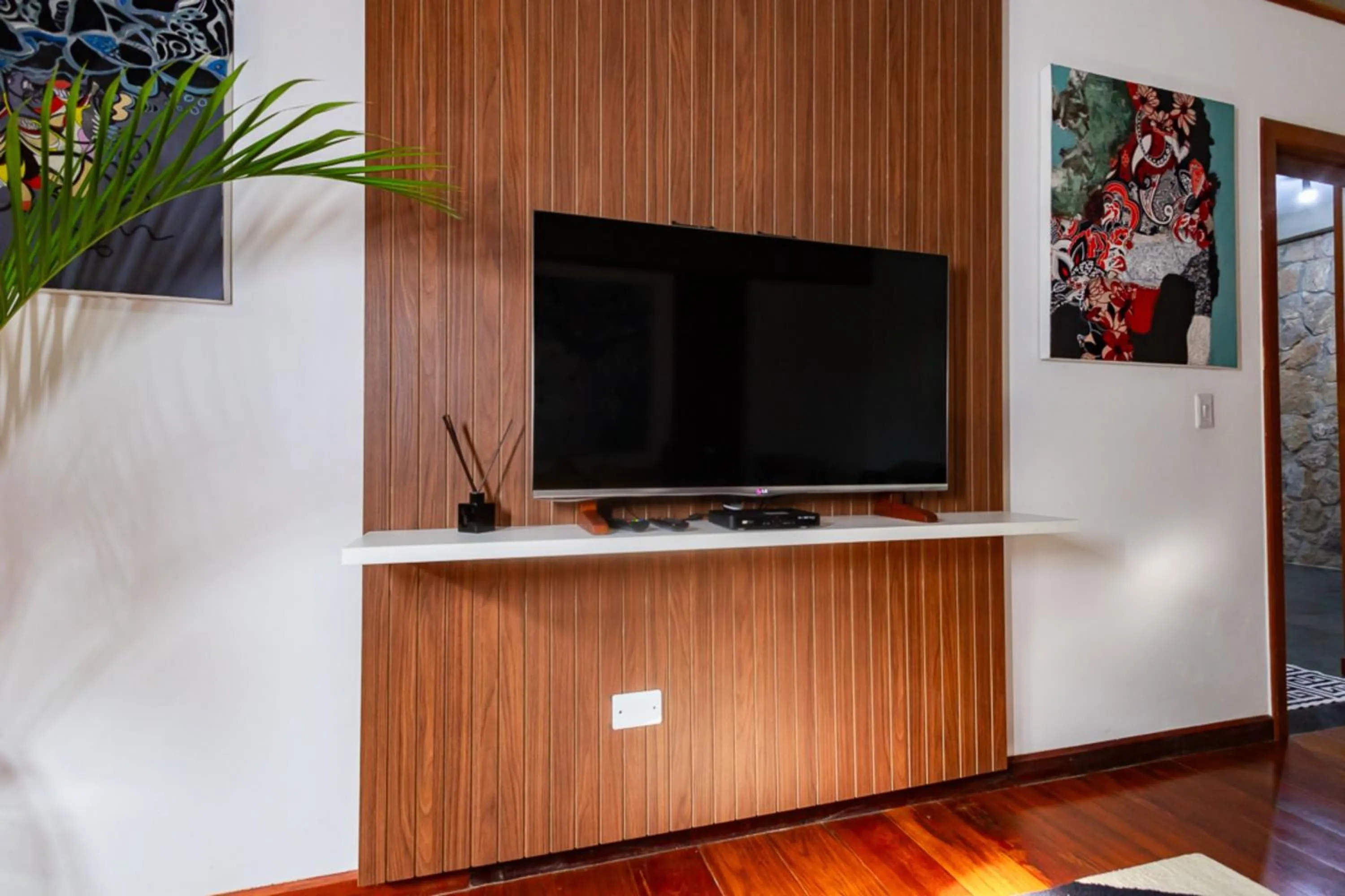 TV and multimedia in Putini Pousada e Hotel by OYO