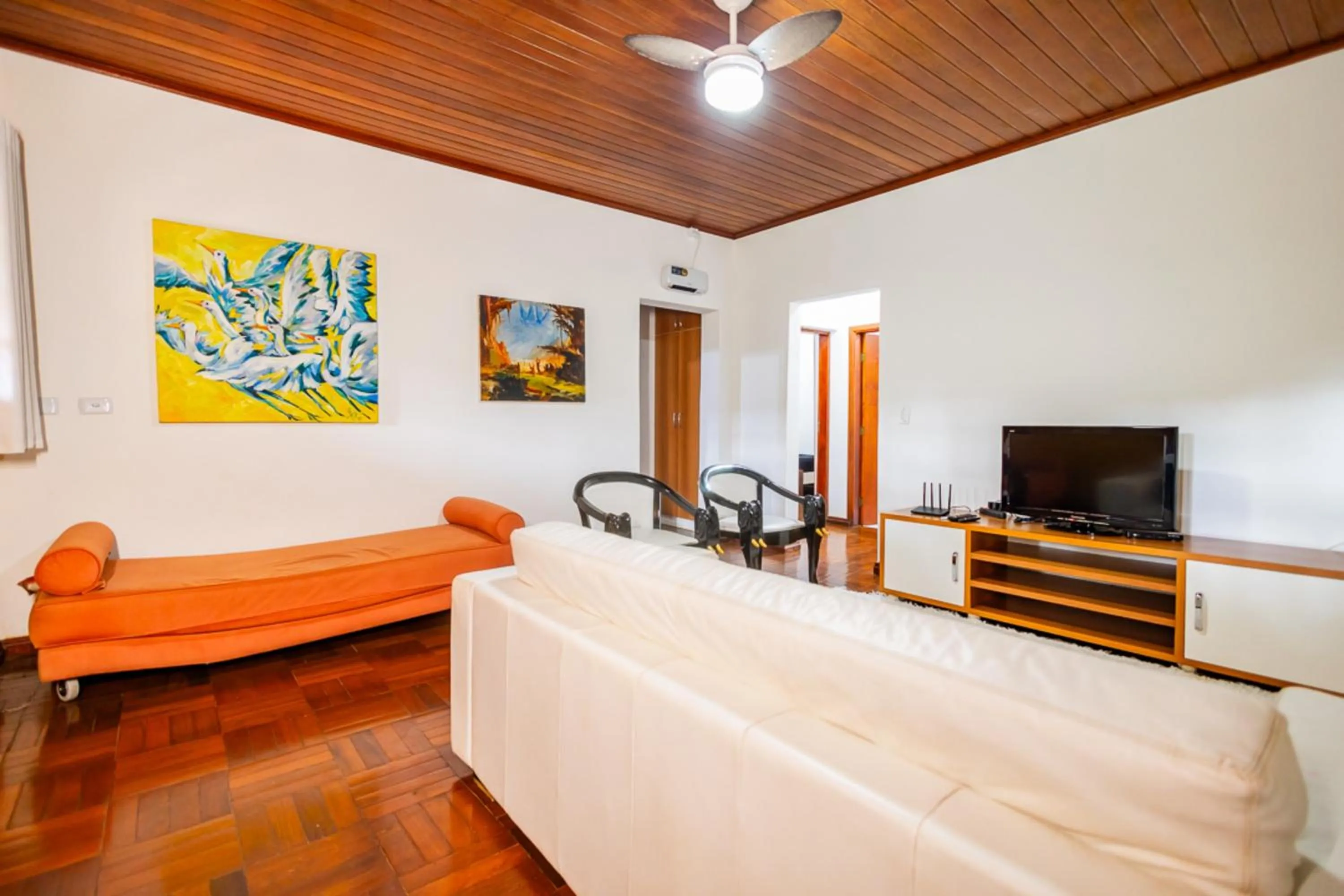 Living room, Bed in Putini Pousada e Hotel by OYO
