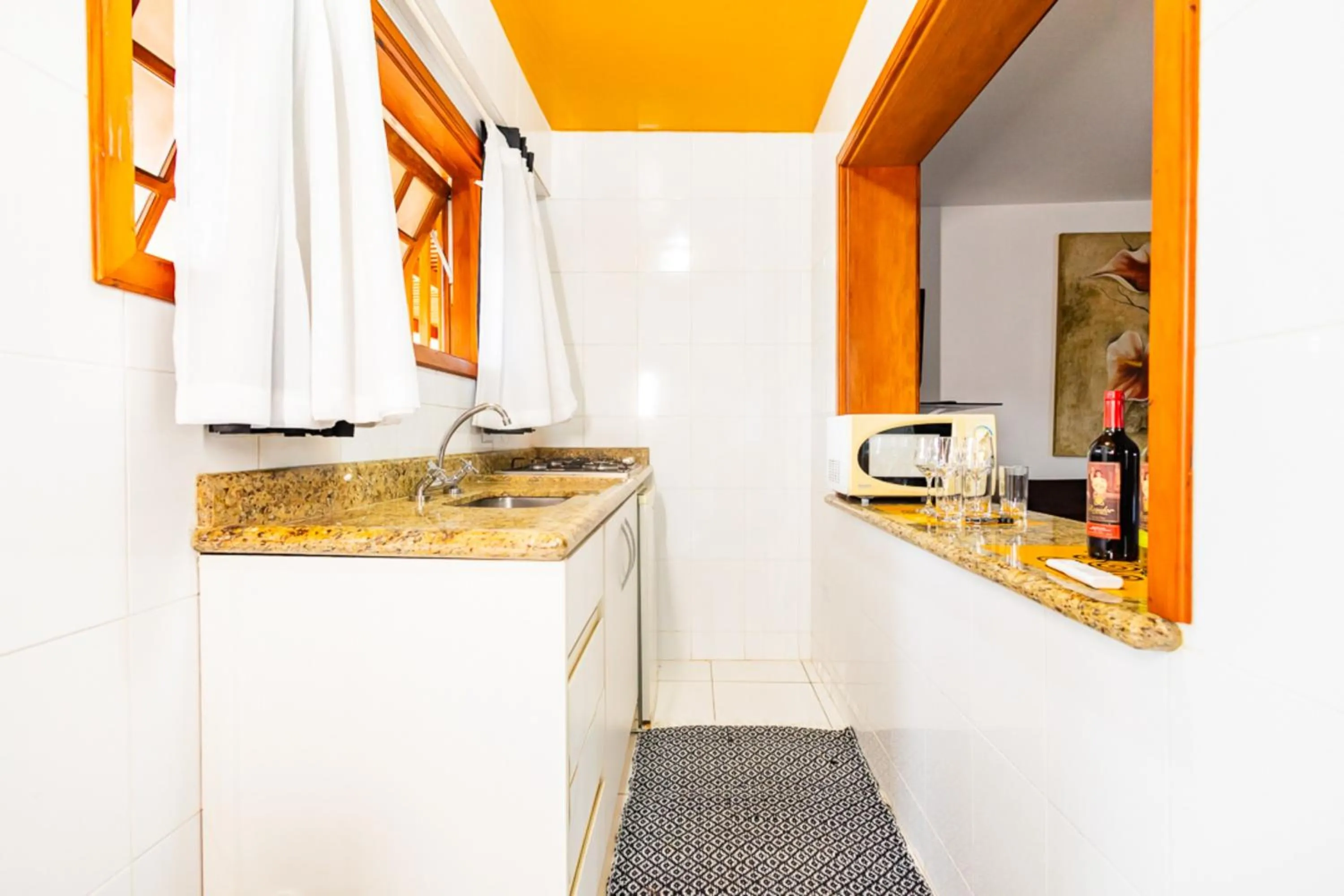 Kitchen or kitchenette in Putini Pousada e Hotel by OYO