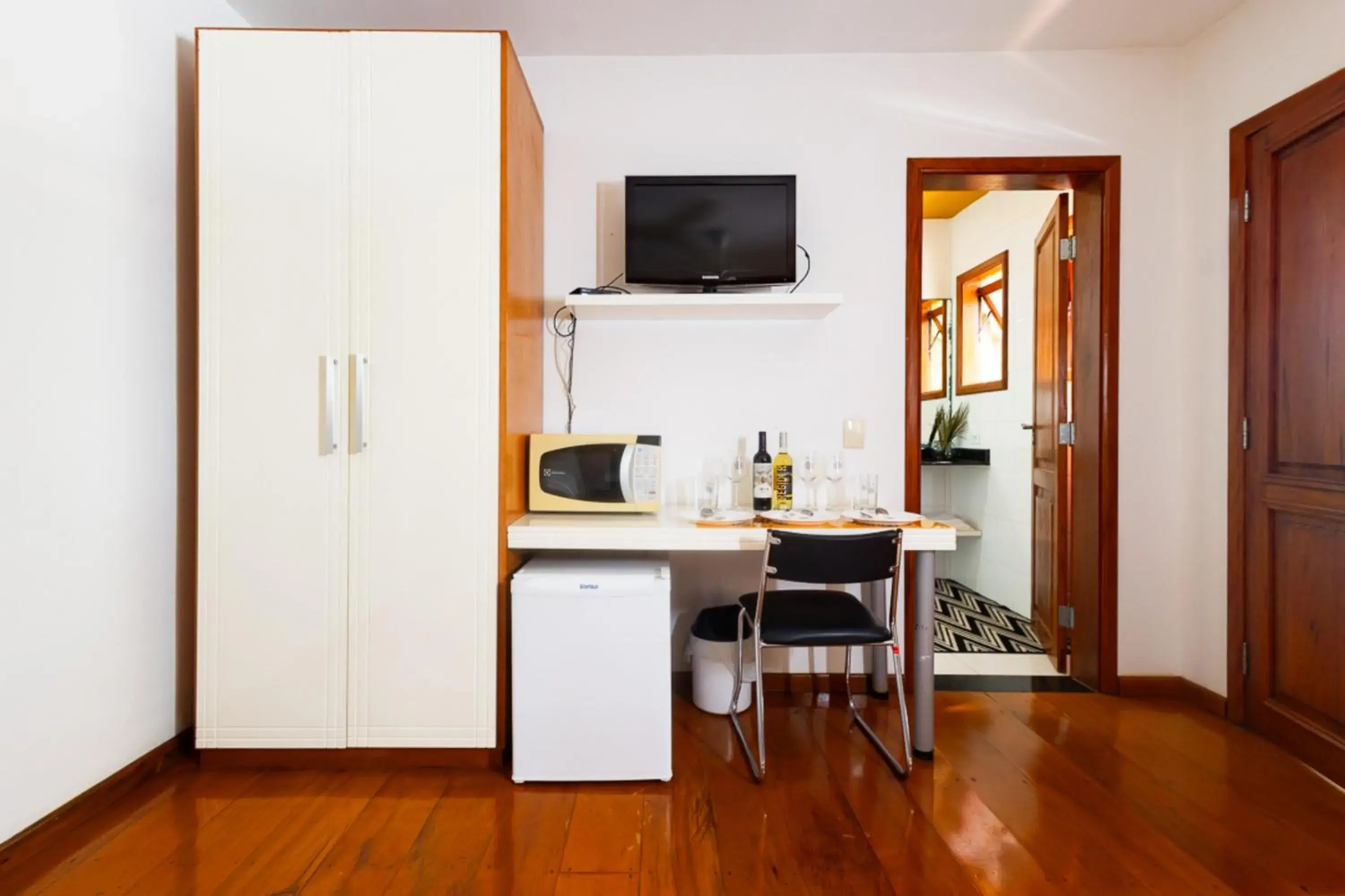 Triple Room without AC (1 Double bed + 1 Single bed) in Putini Pousada e Hotel by OYO Triple Room without AC (1 Double bed + 1 Single bed) in Putini Pousada e Hotel by OYO
