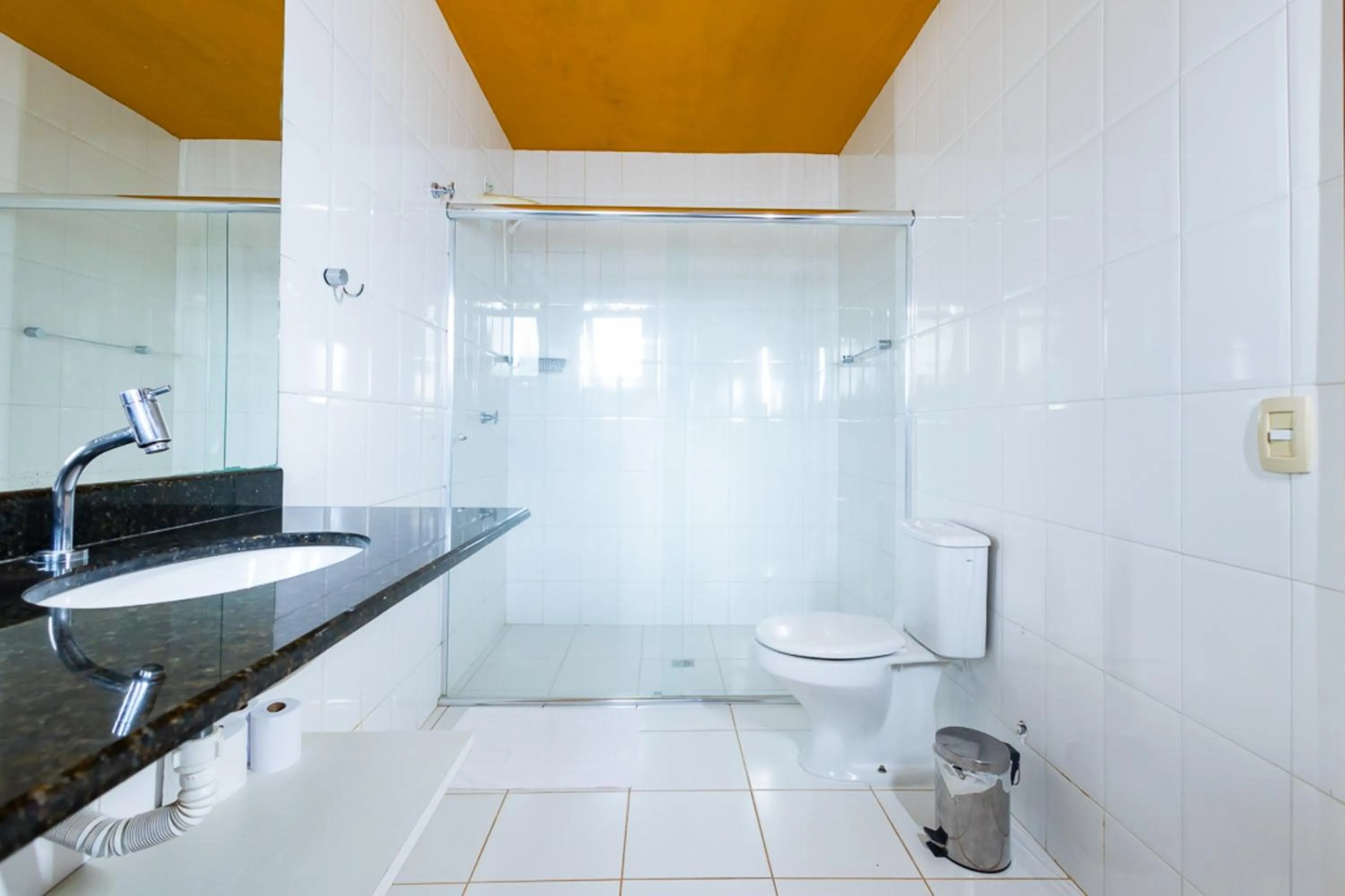 Bathroom in Putini Pousada e Hotel by OYO