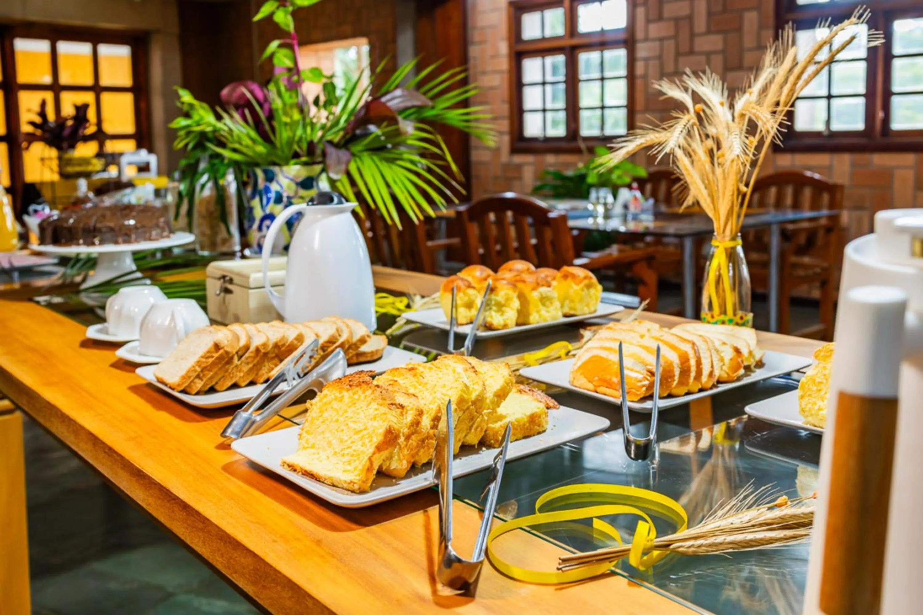 Buffet breakfast in Putini Pousada e Hotel by OYO