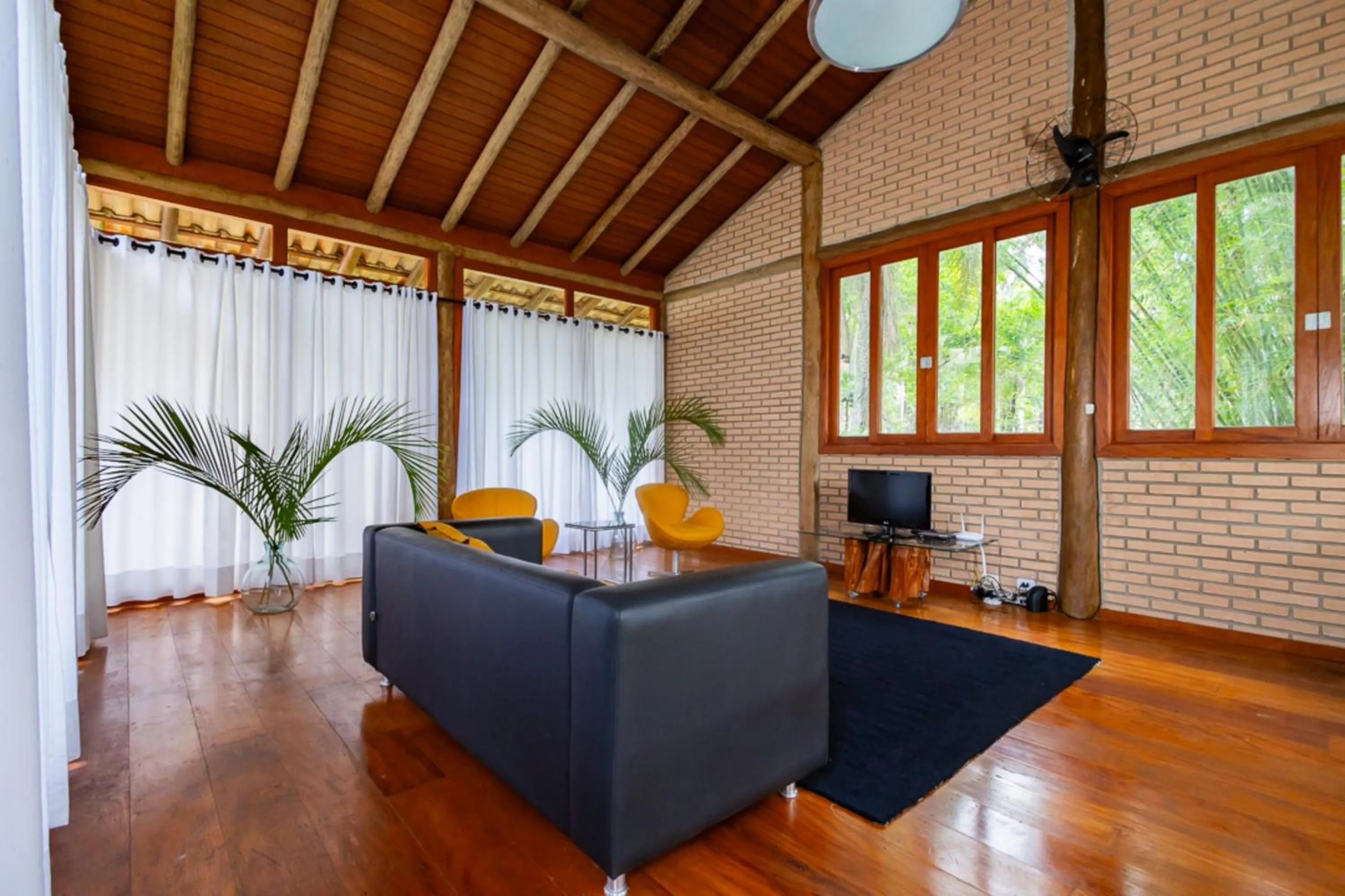 Living room in Putini Pousada e Hotel by OYO