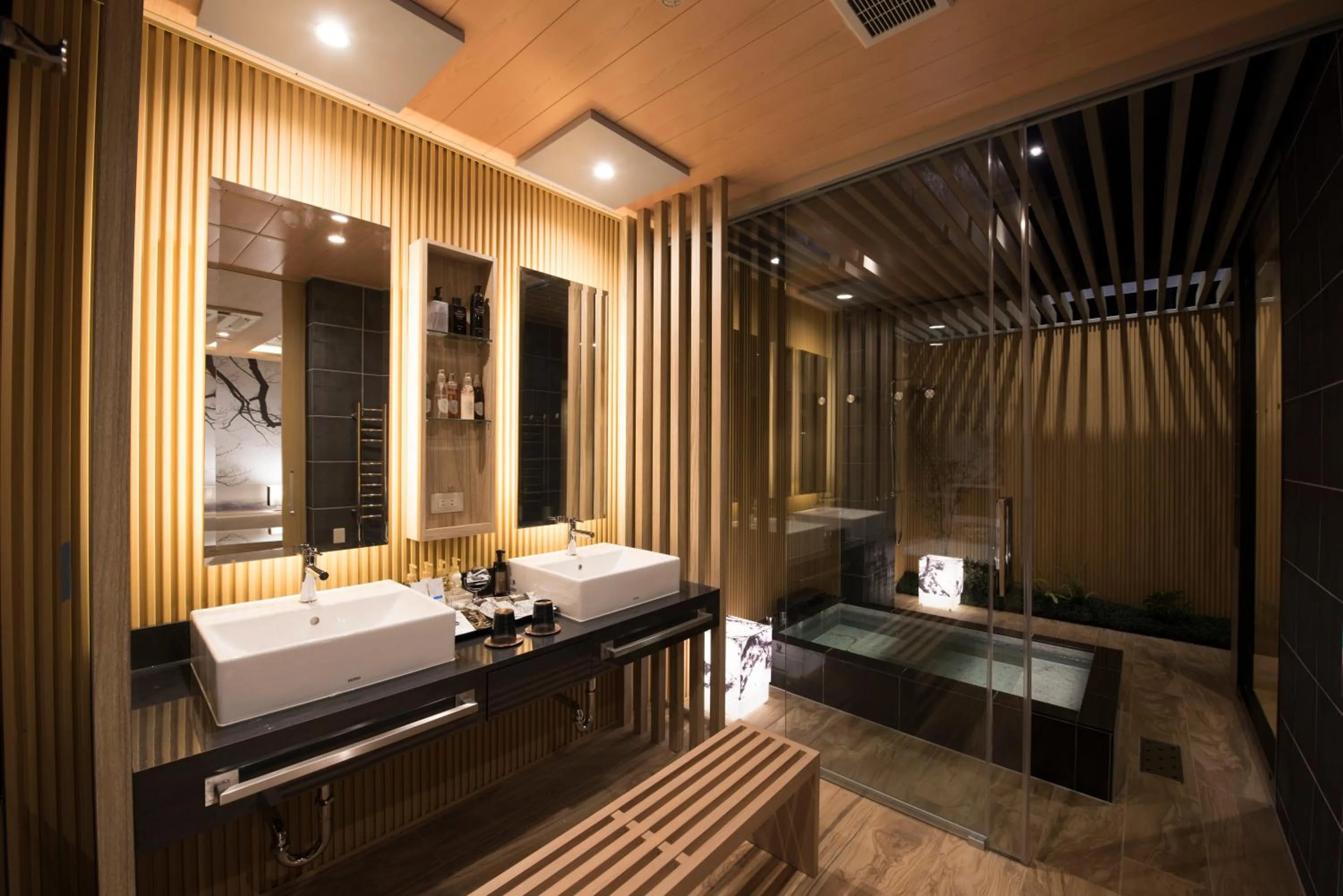 Bathroom, Bed in Hotel Zen Rikyu Yokohama Hazawa