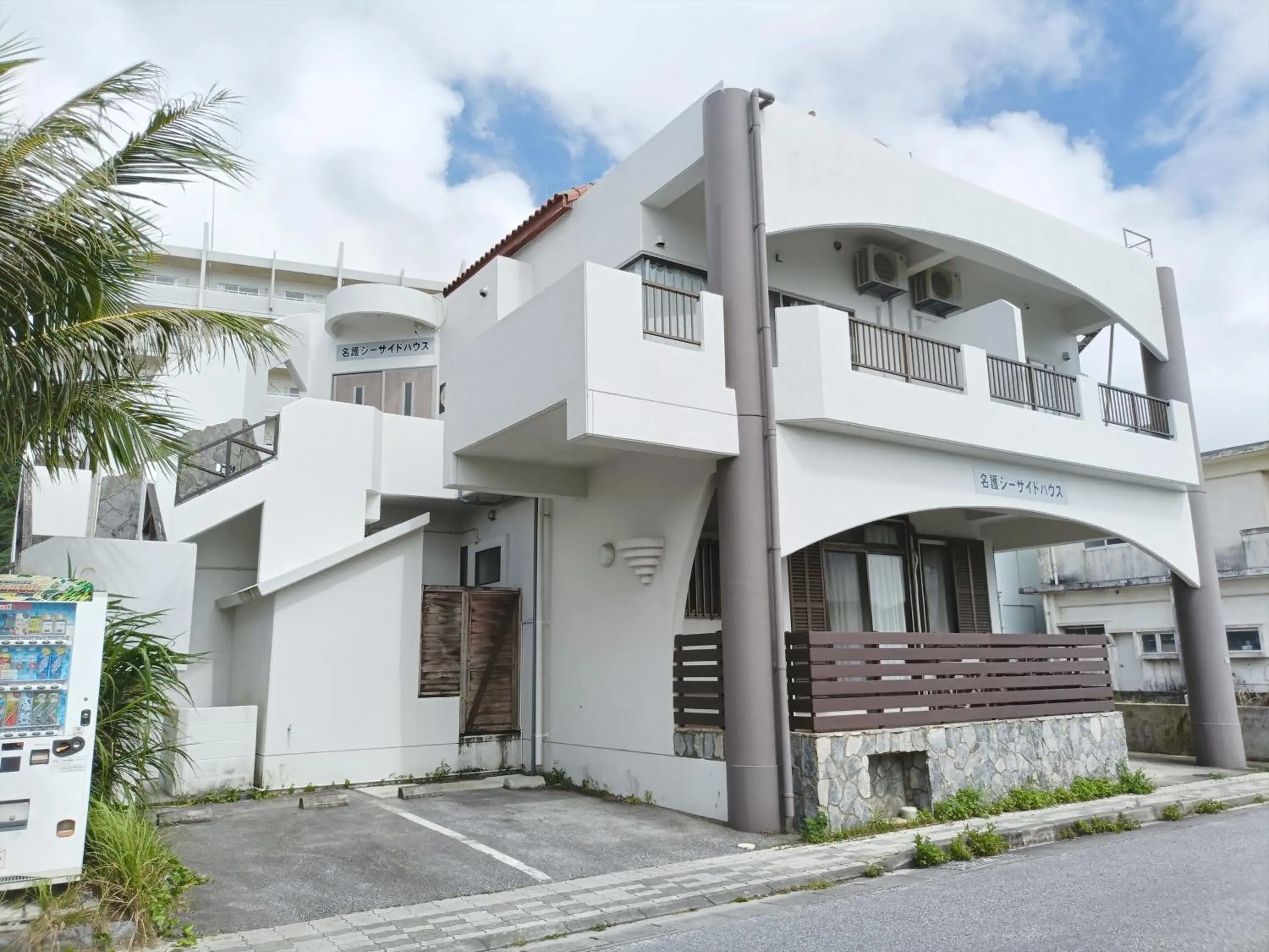 Quiet street view in Kariyushi Condominium Resort Sea Side House Quiet street view in Kariyushi Condominium Resort Sea Side House