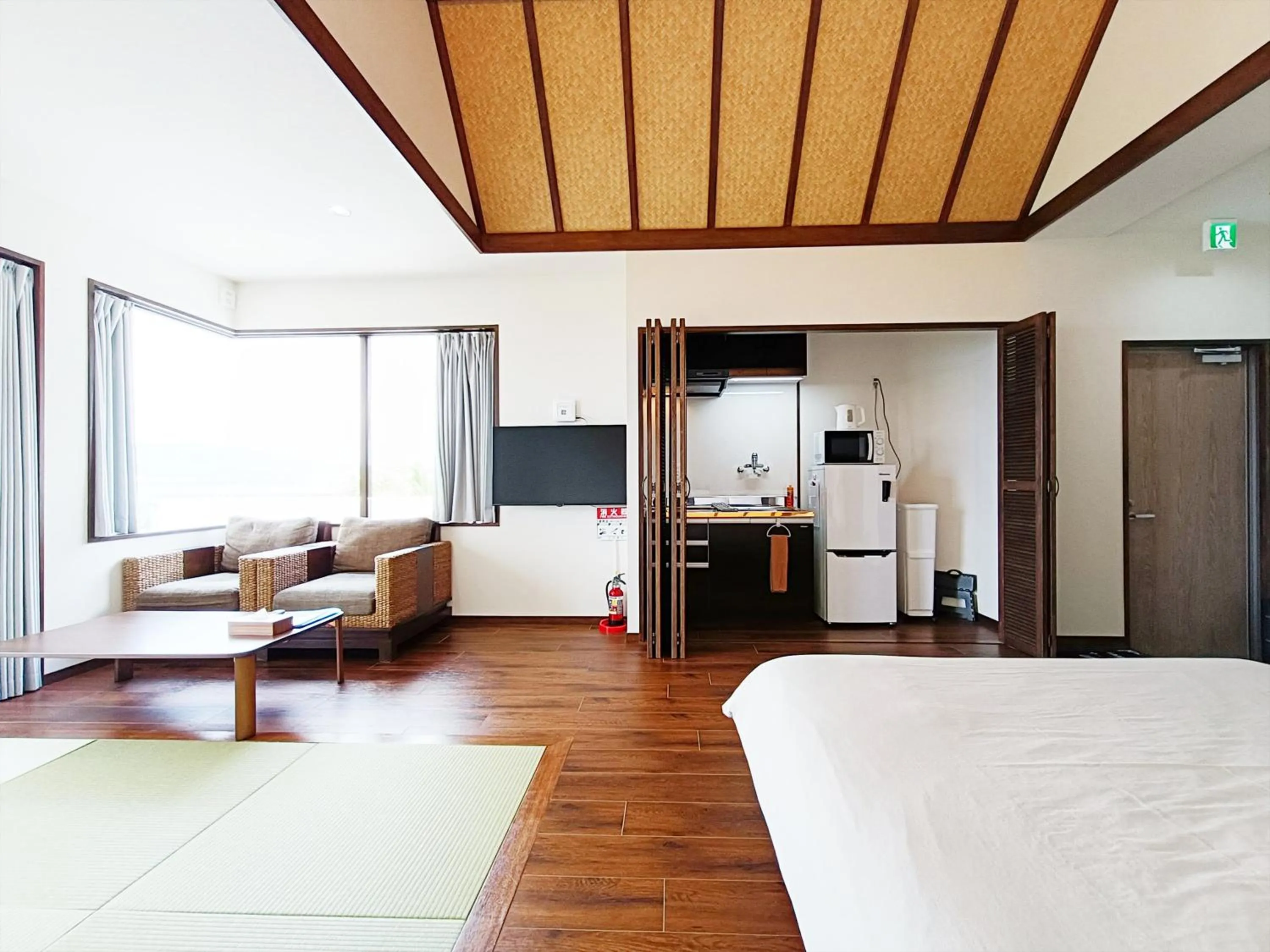 TV and multimedia, Bed in Kariyushi Condominium Resort Sea Side House