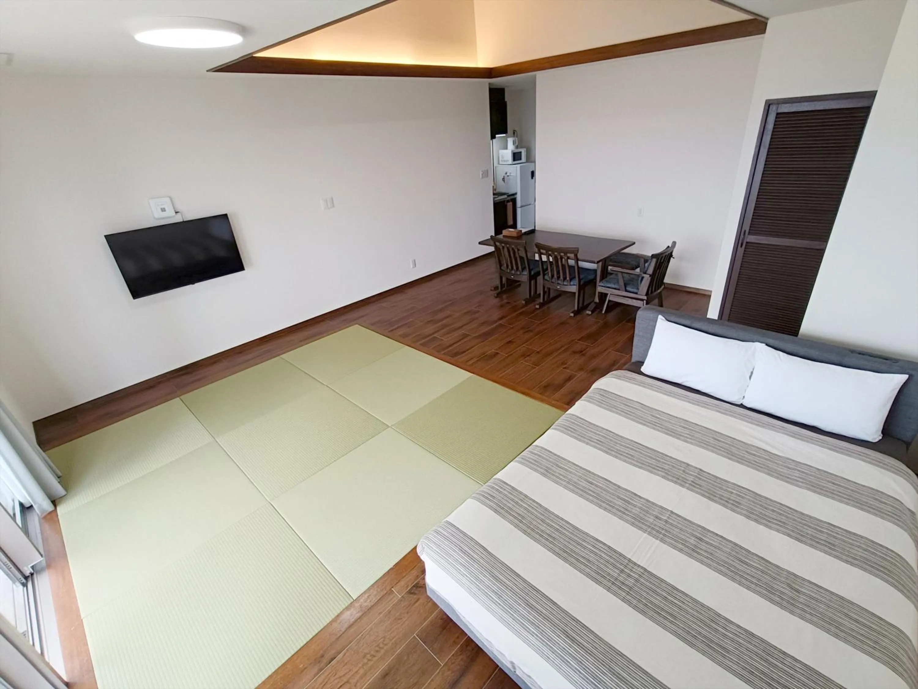 TV and multimedia, Bed in Kariyushi Condominium Resort Sea Side House