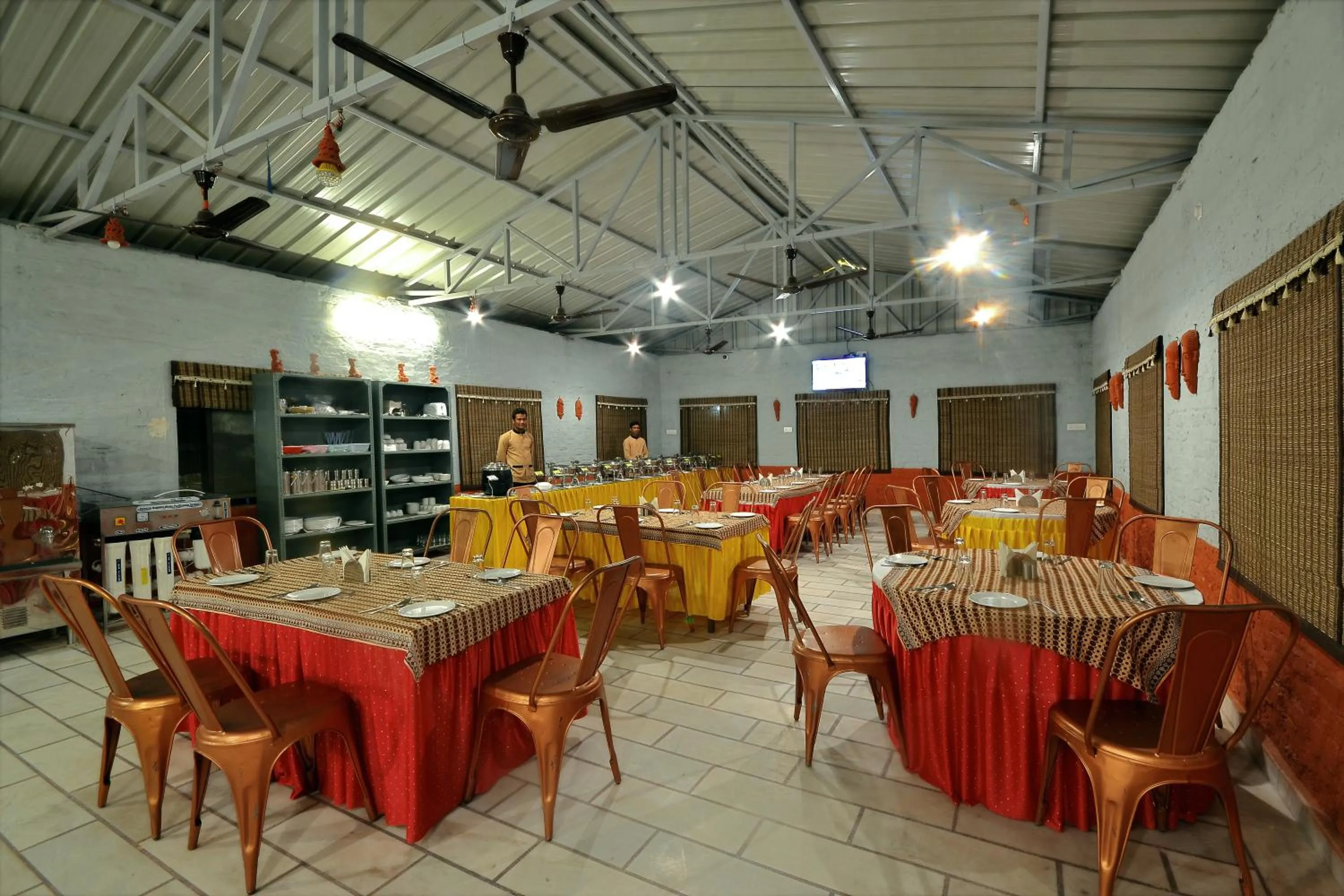 Restaurant/places to eat in Moonlight Nature Resort & Swimming Pool