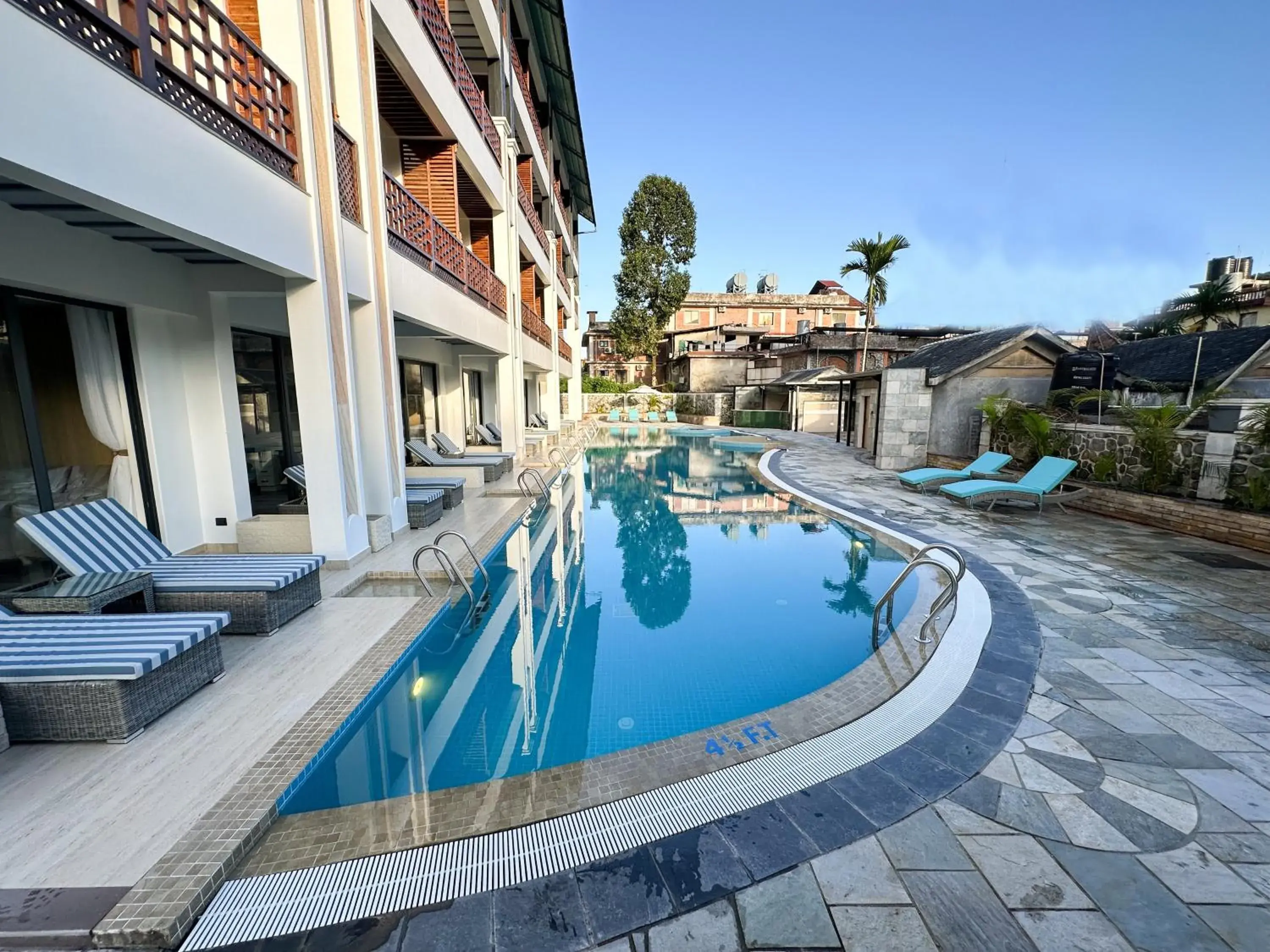 Swimming pool in Lake View Resort Swimming pool in Lake View Resort
