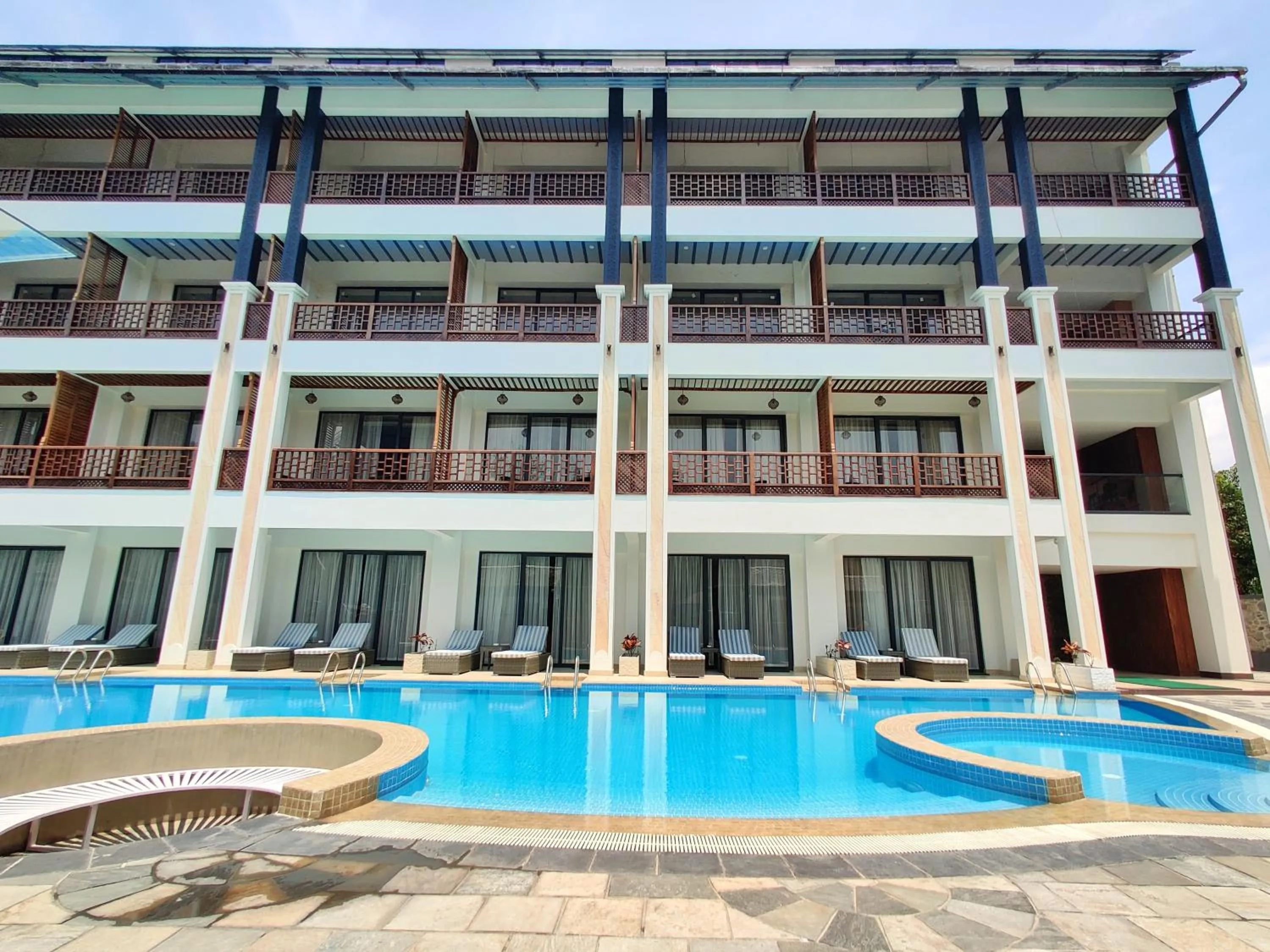 Swimming pool in Lake View Resort