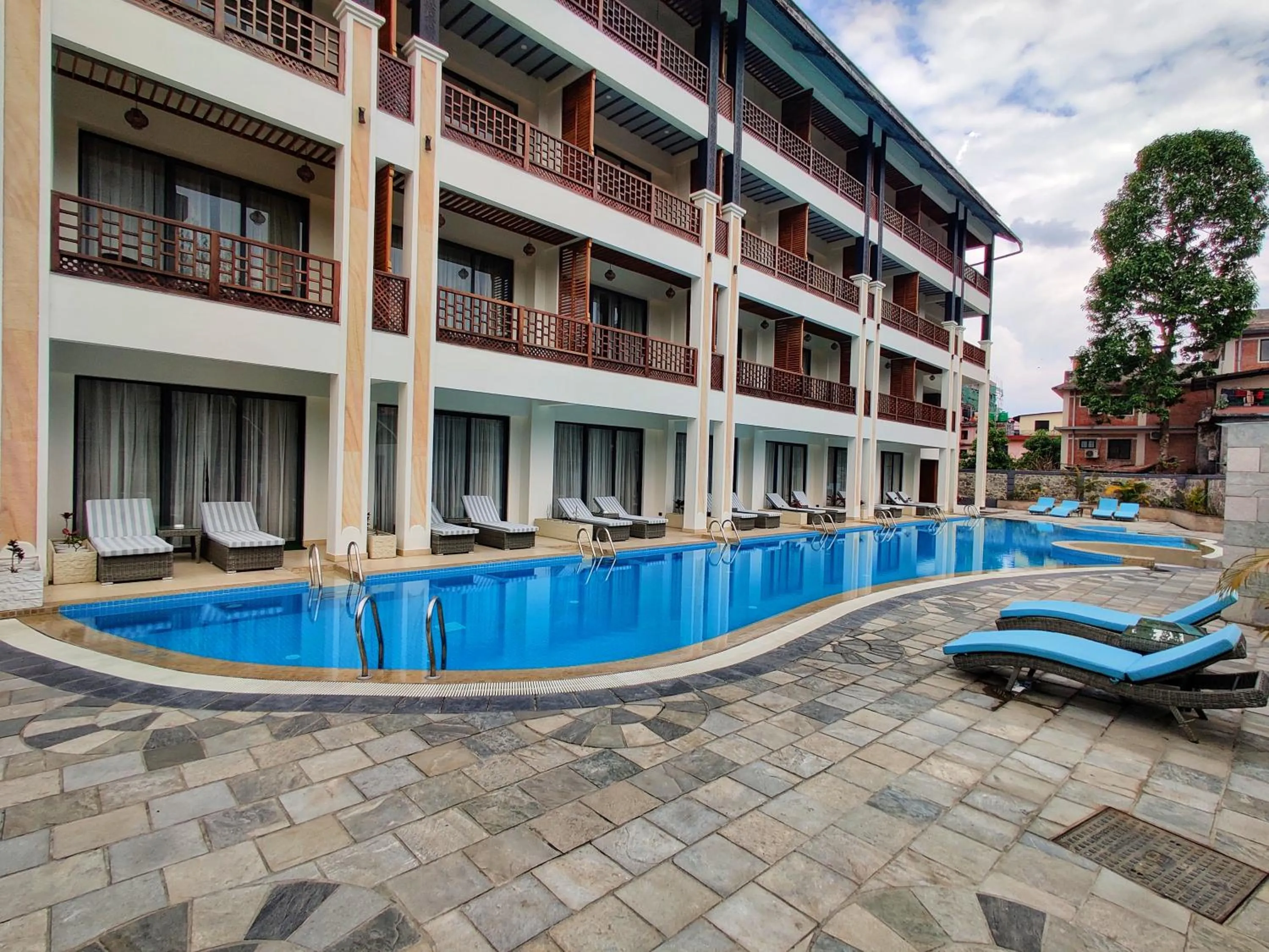 Swimming pool in Lake View Resort