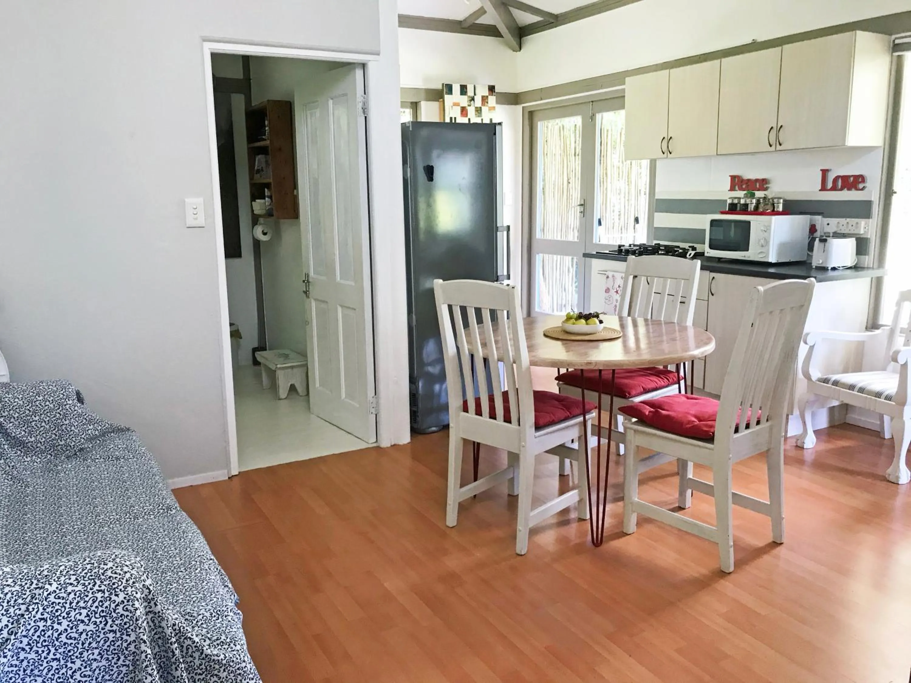 Kitchen or kitchenette in Loeriewood Garden Apartment, Hunters Home