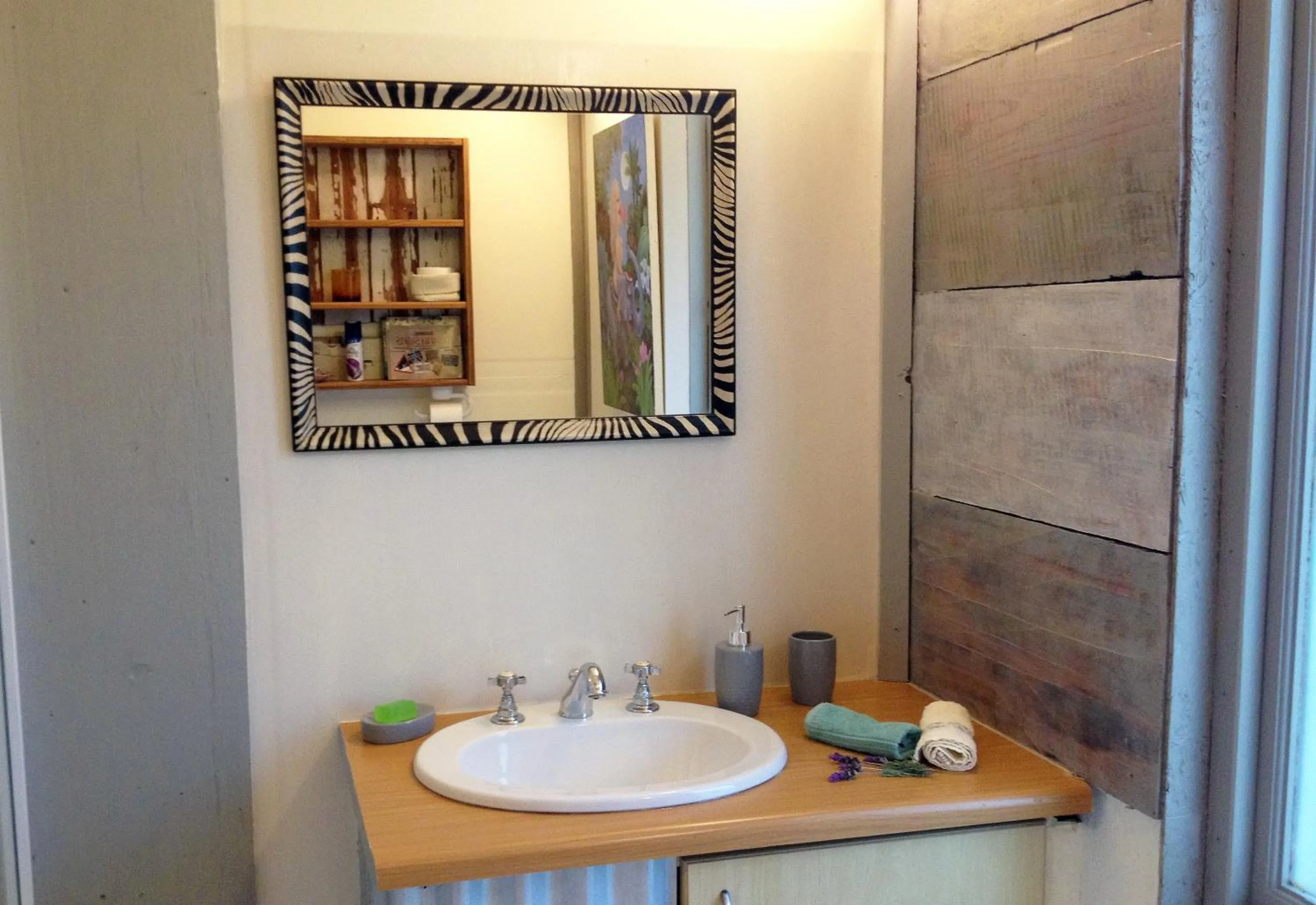 Bathroom in Loeriewood Garden Apartment, Hunters Home
