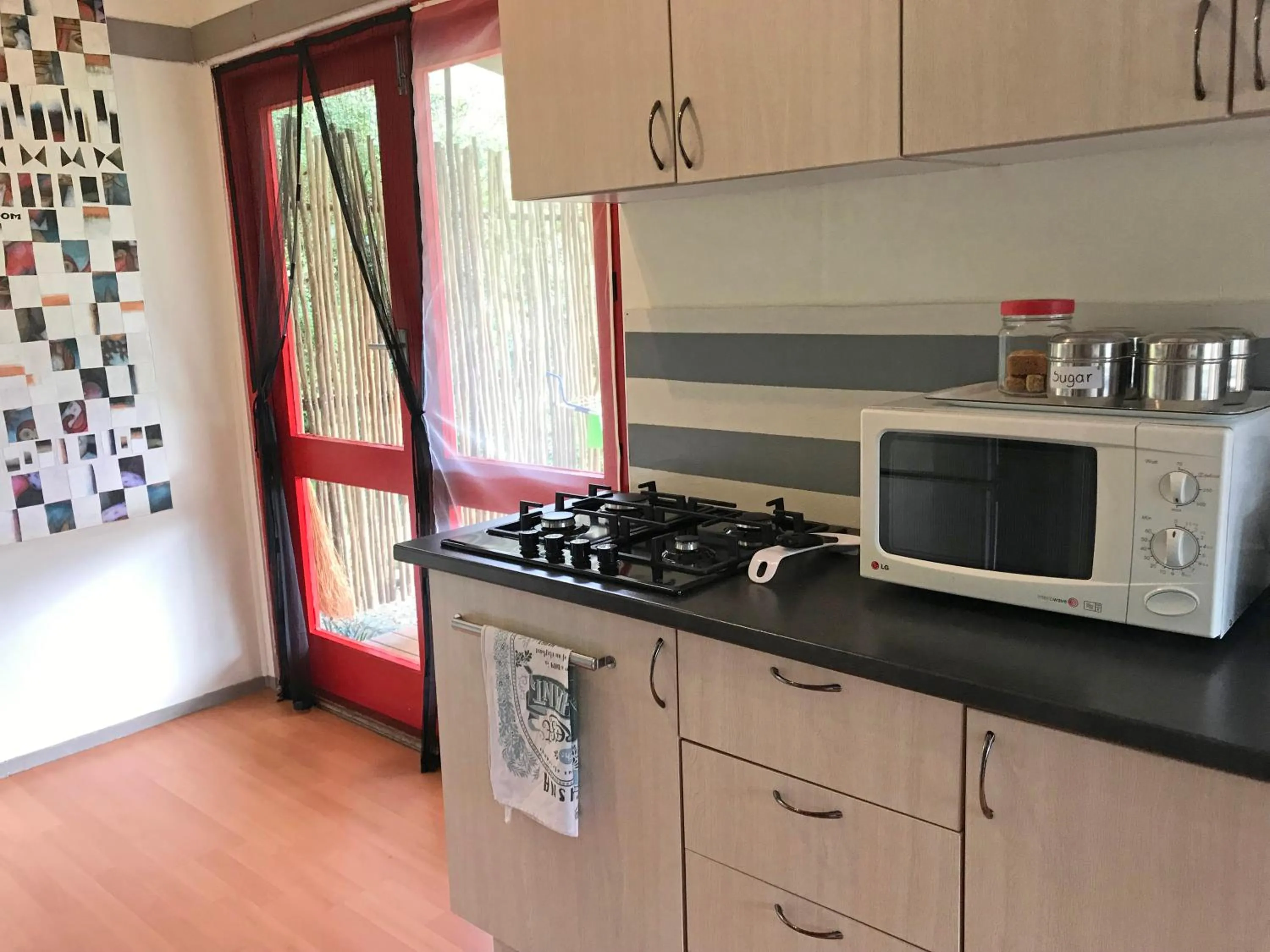 Kitchen or kitchenette in Loeriewood Garden Apartment, Hunters Home