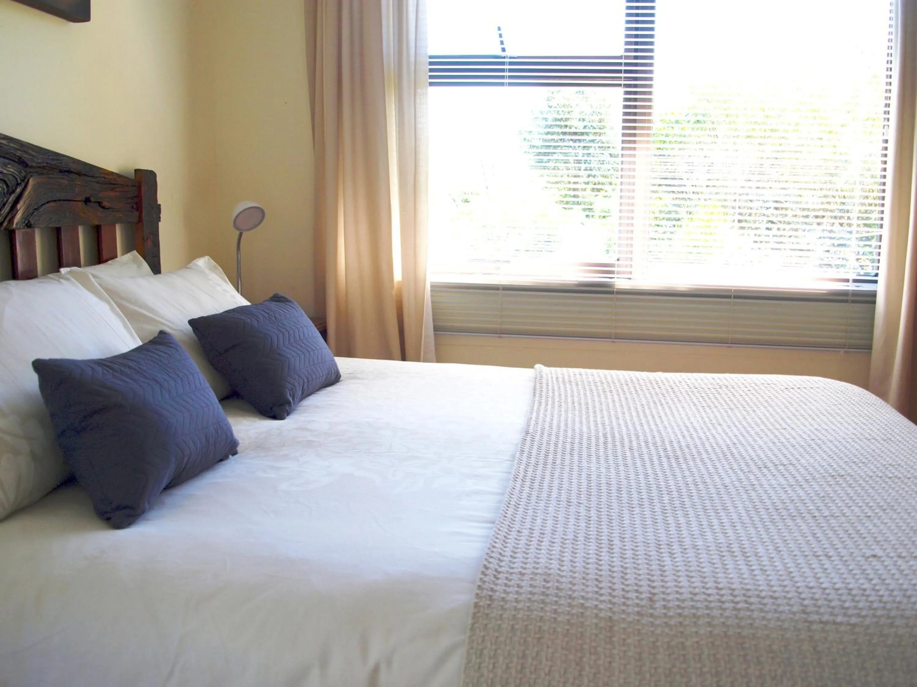 Bedroom, Bed in Loeriewood Garden Apartment, Hunters Home