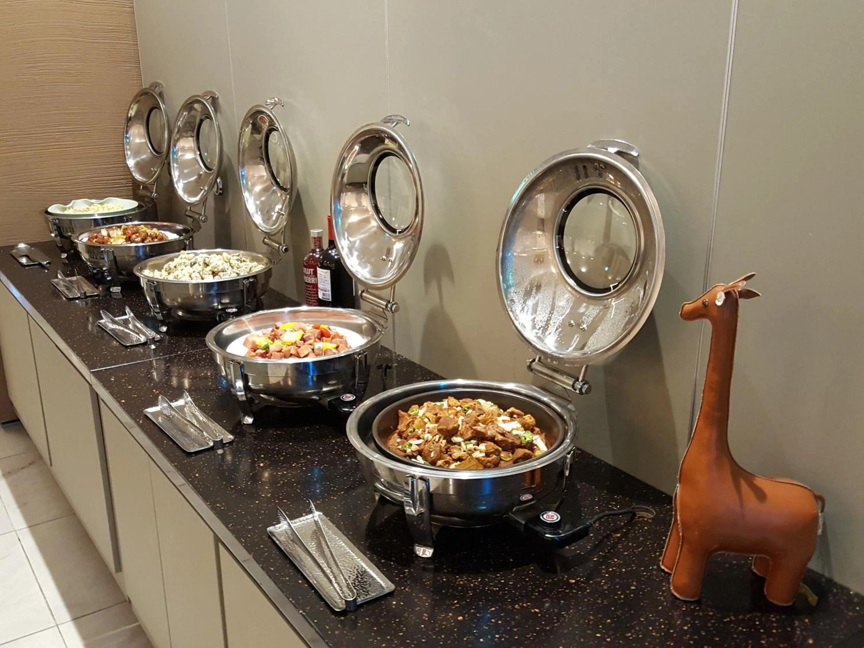 Restaurant/places to eat in Odri Inn