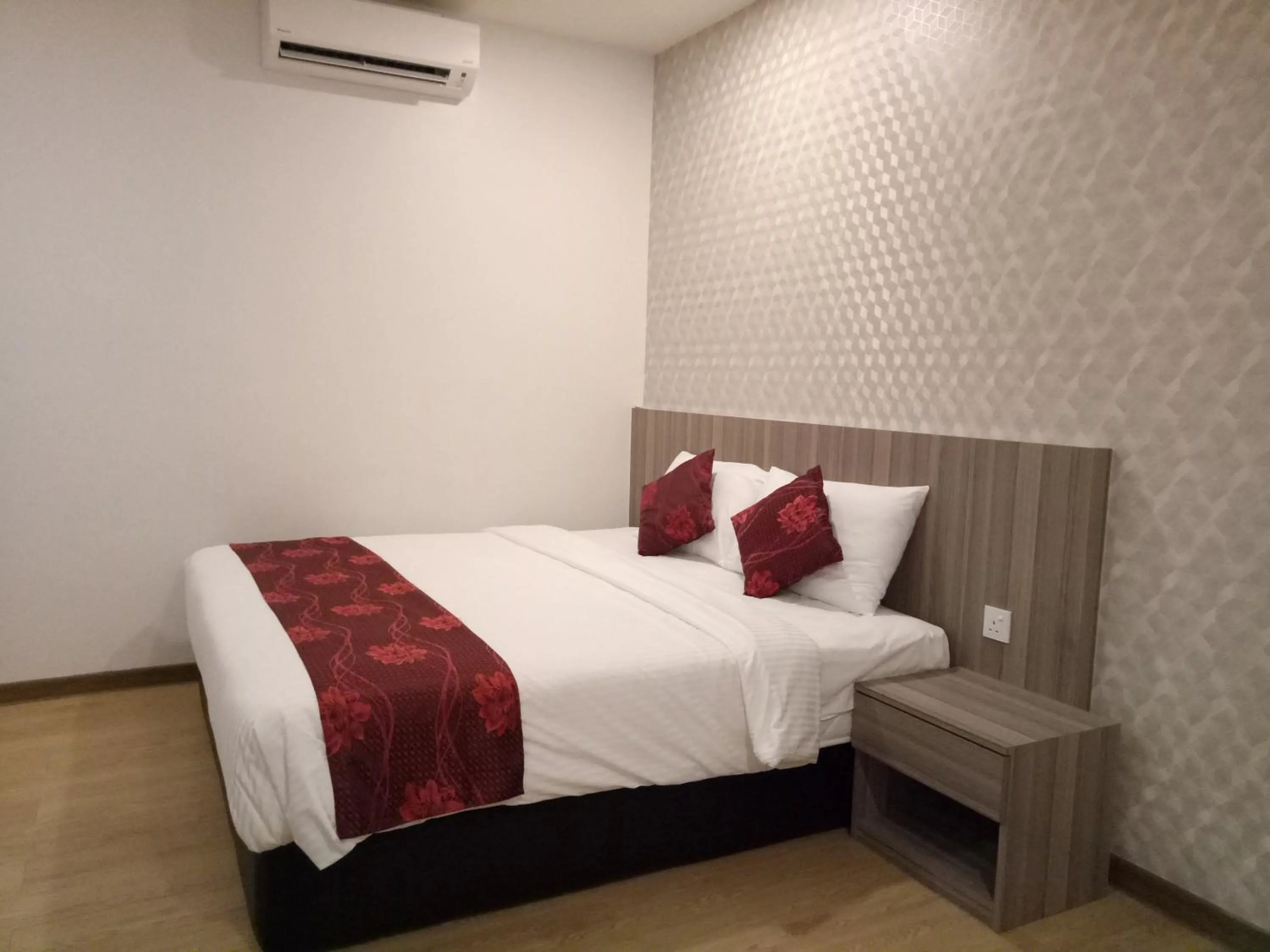 Bedroom, Bed in Signature International Hotel China Town