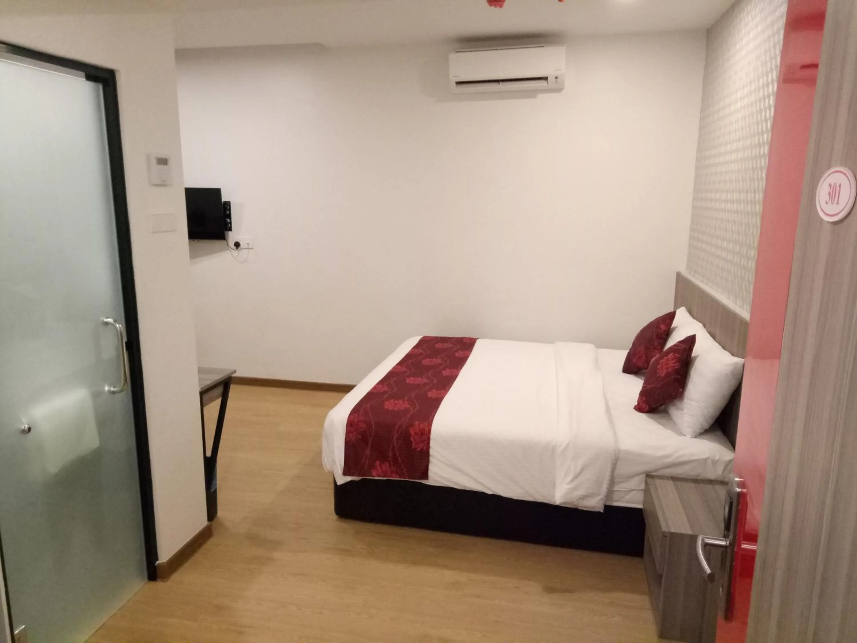 Photo of the whole room, Bed in Signature International Hotel China Town