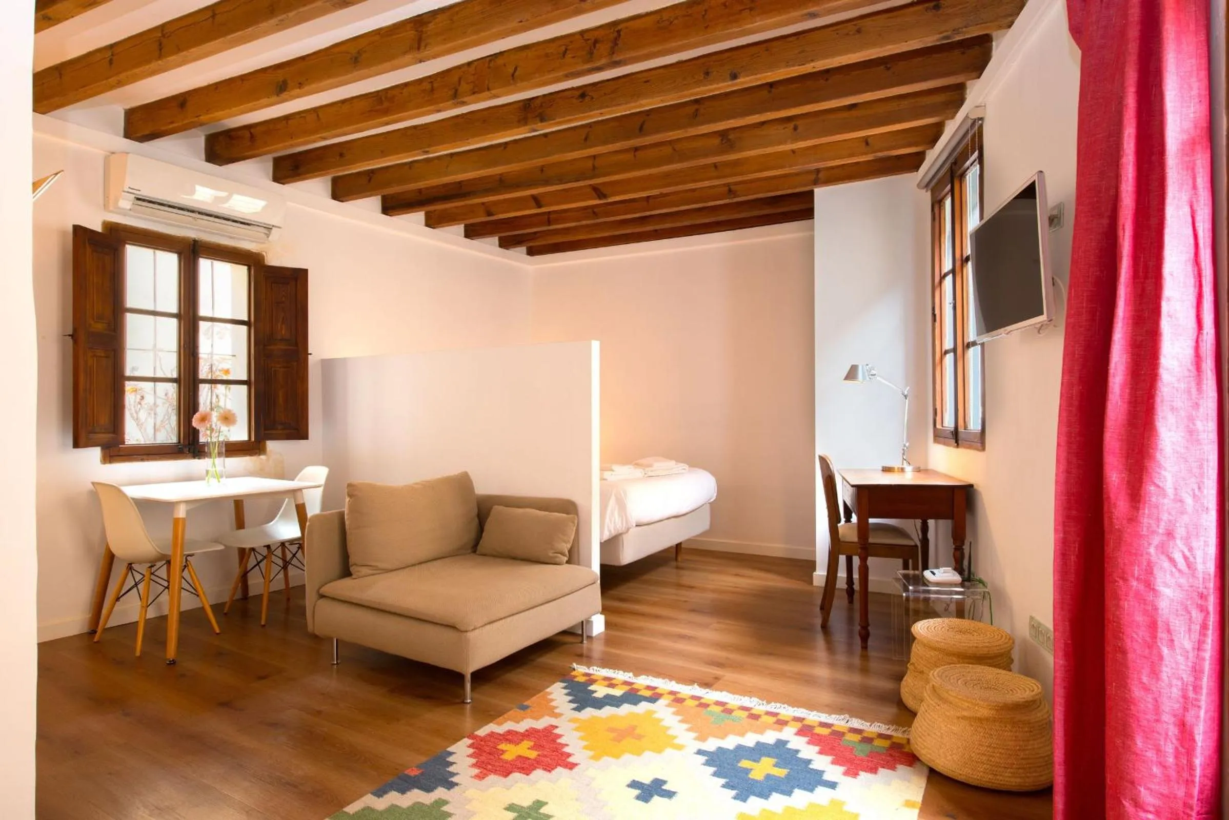 Photo of the whole room, Bed in Canavall