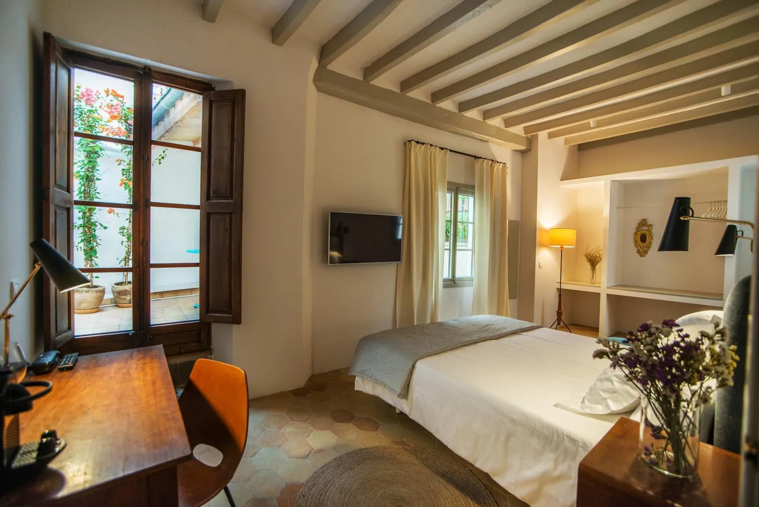 Bedroom, Bed in Canavall