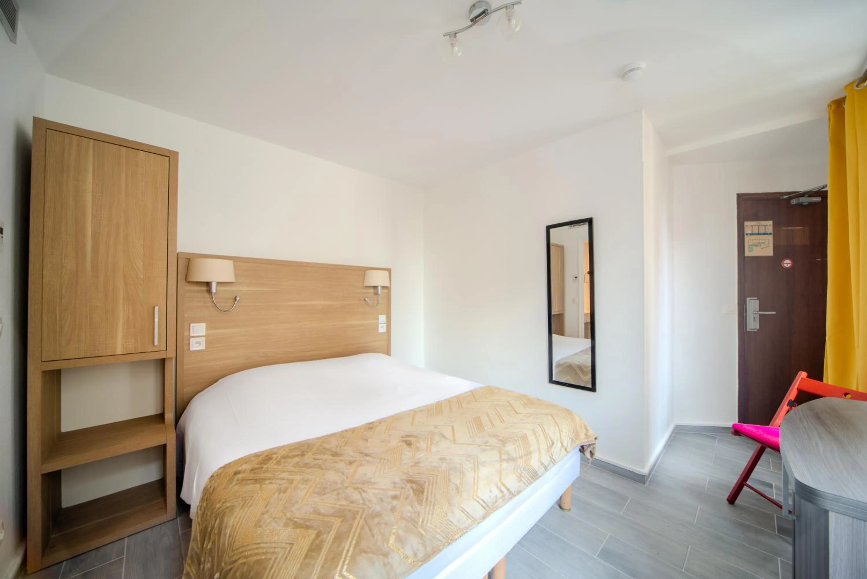 Bed in Casa Serena Paris Hôtel