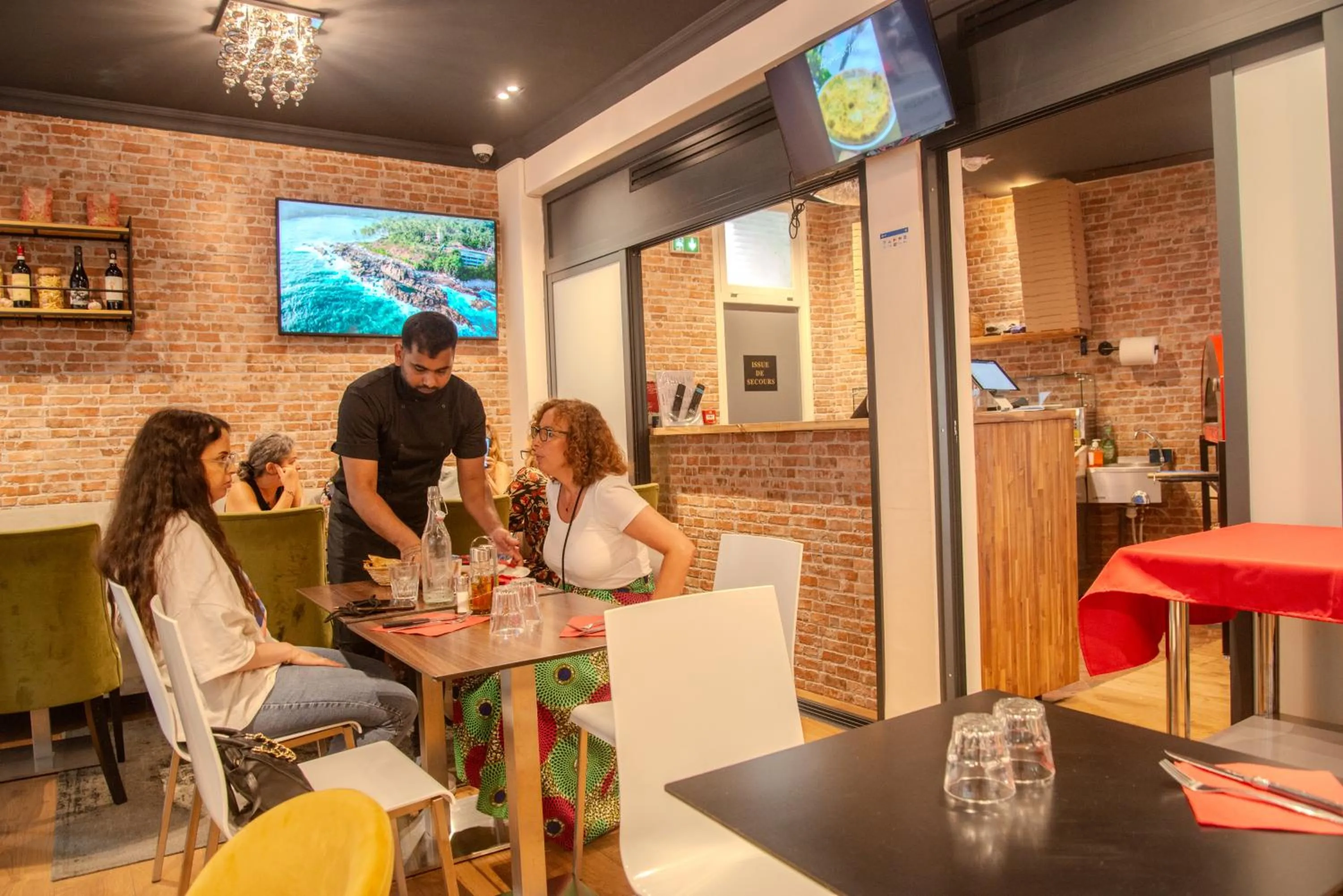 Restaurant/places to eat in Casa Serena Paris Hôtel