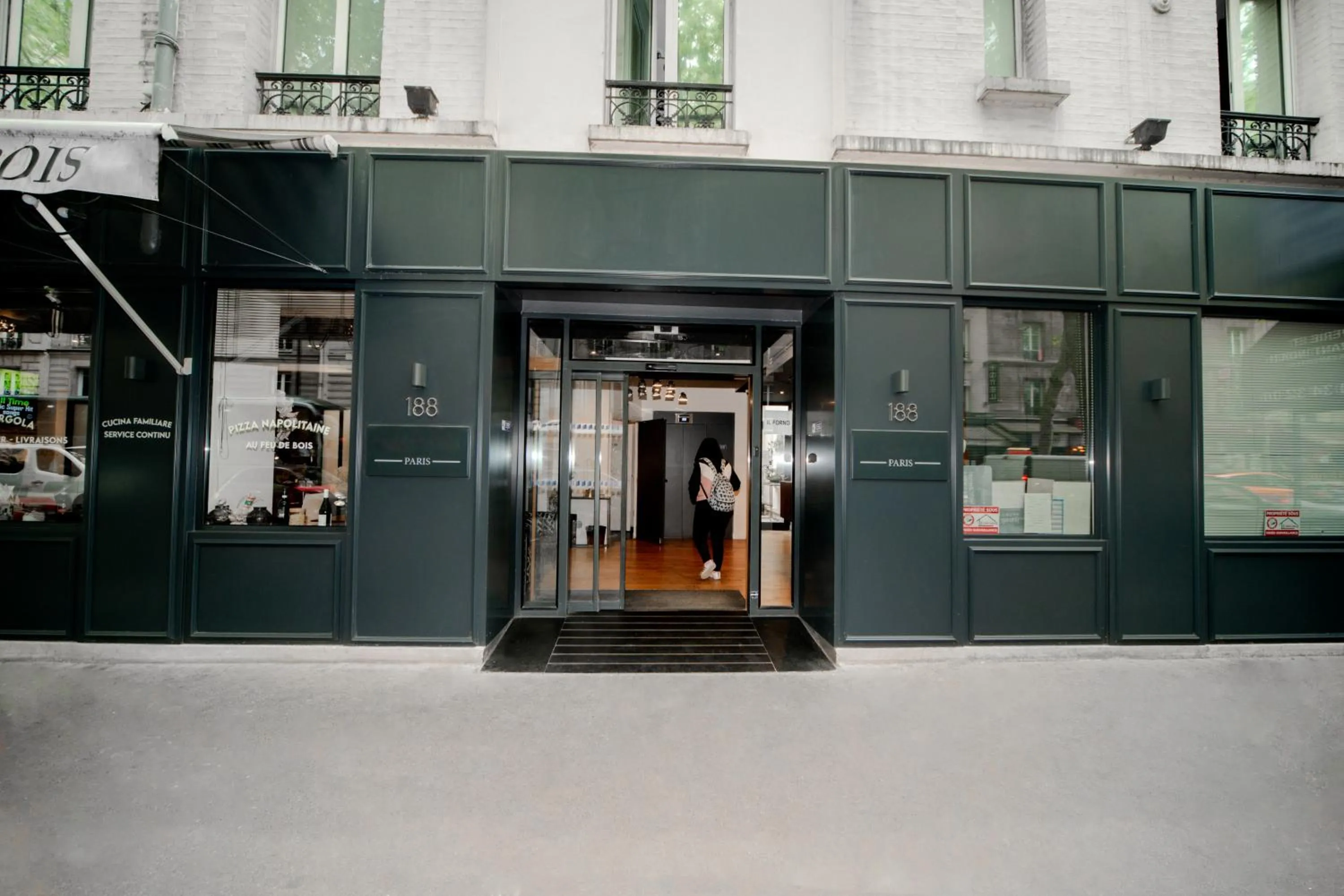 Facade/entrance in Casa Serena Paris Hôtel