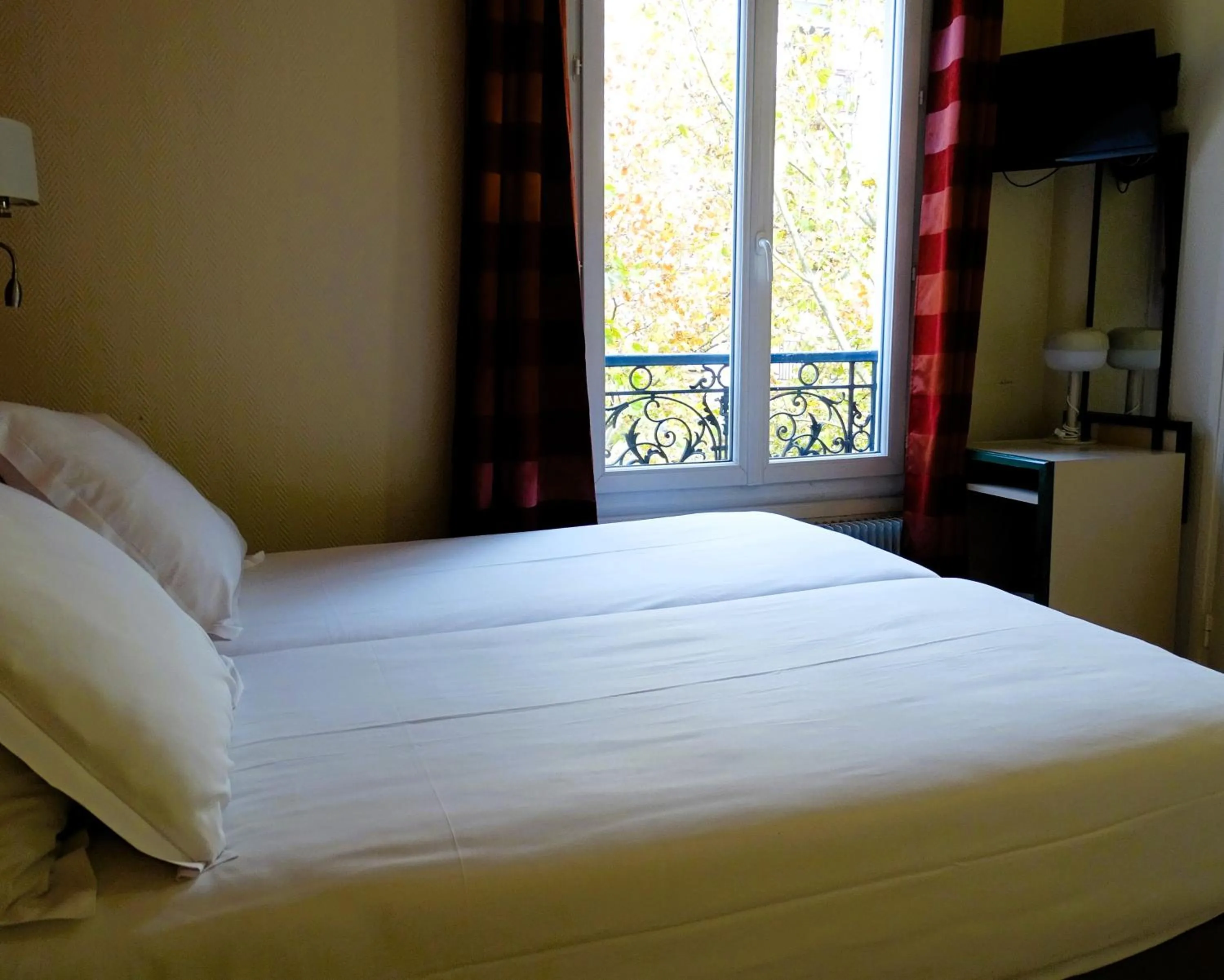 Bed in Hipotel Belgrand Edith Piaf