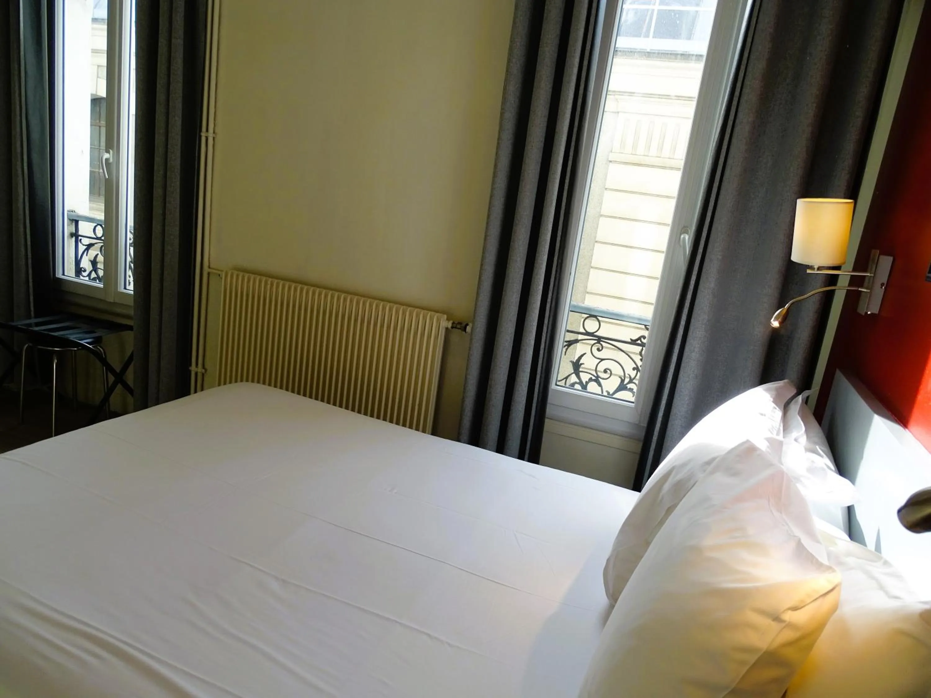 Photo of the whole room, Bed in Hipotel Belgrand Edith Piaf