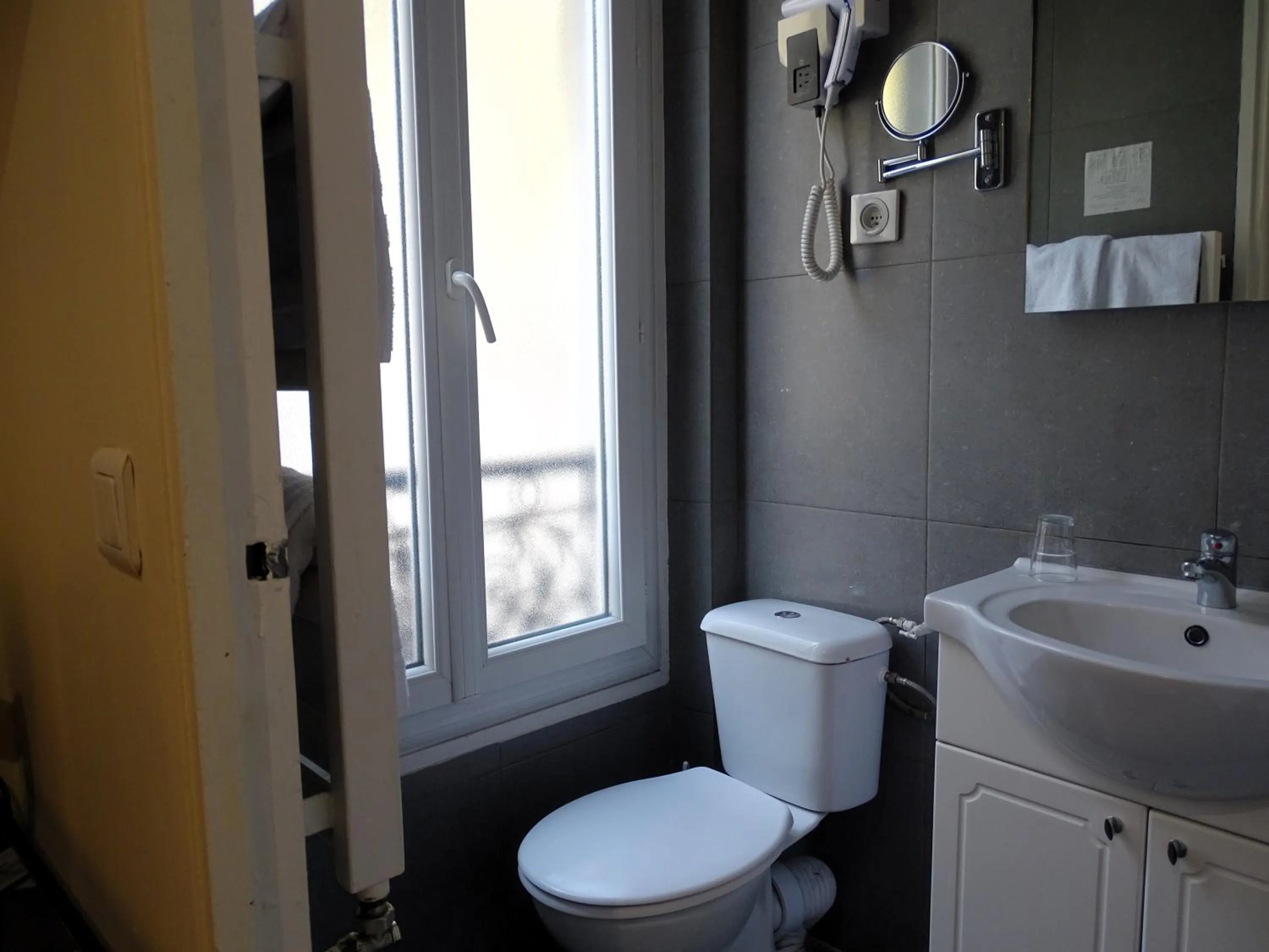 Toilet in Hipotel Belgrand Edith Piaf