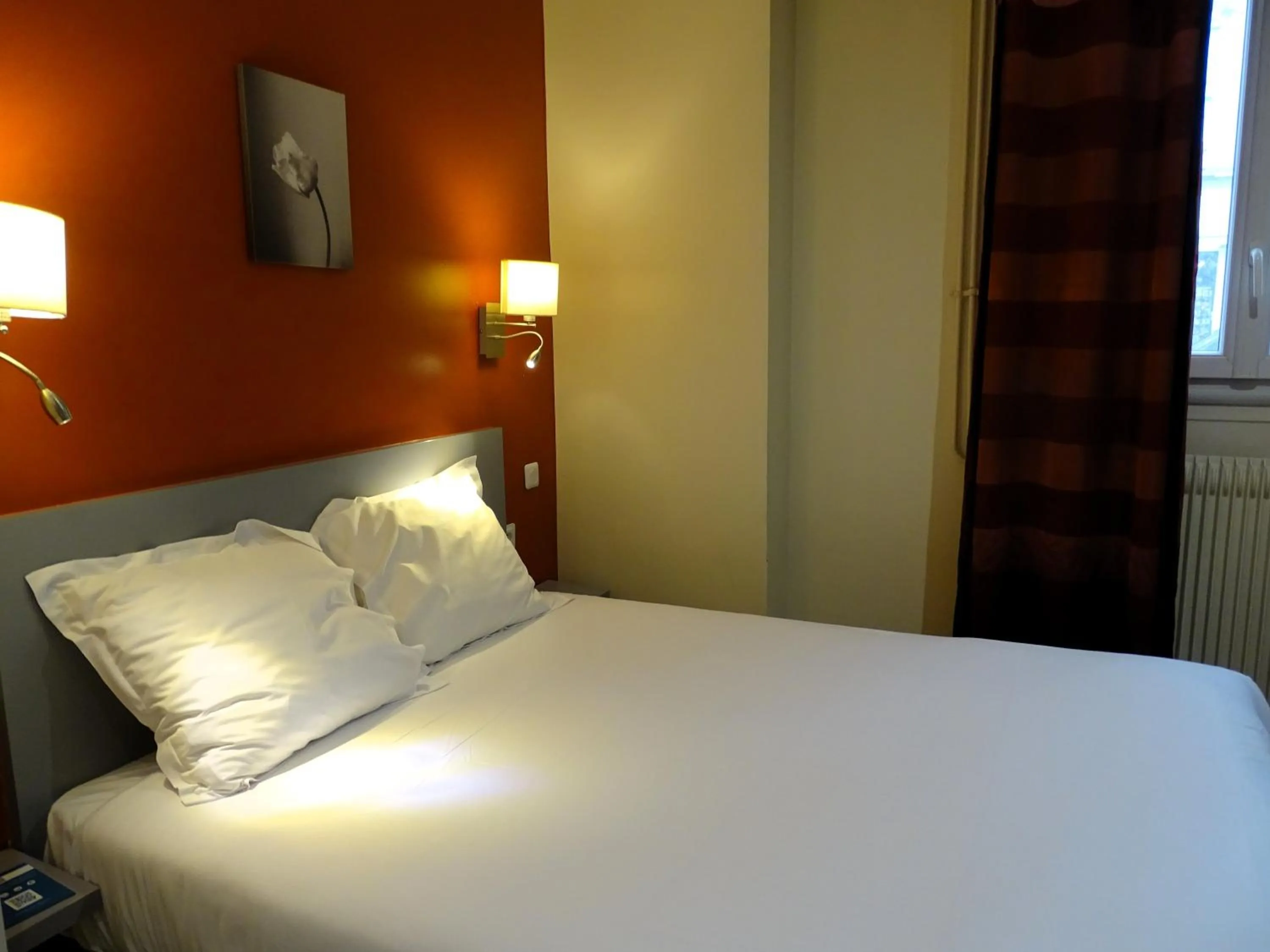 Bed in Hipotel Belgrand Edith Piaf