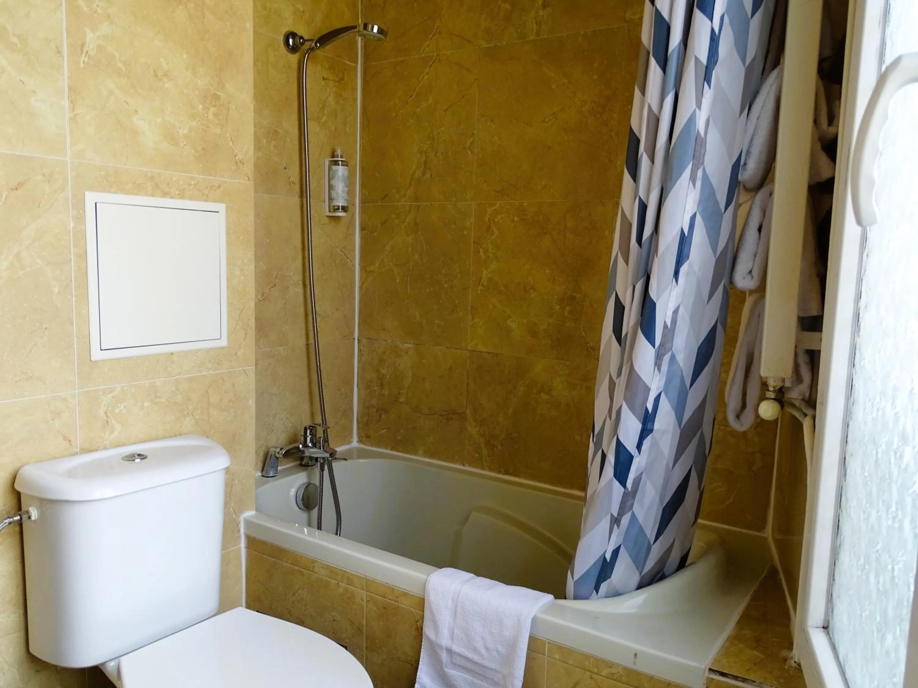 Shower in Hipotel Belgrand Edith Piaf