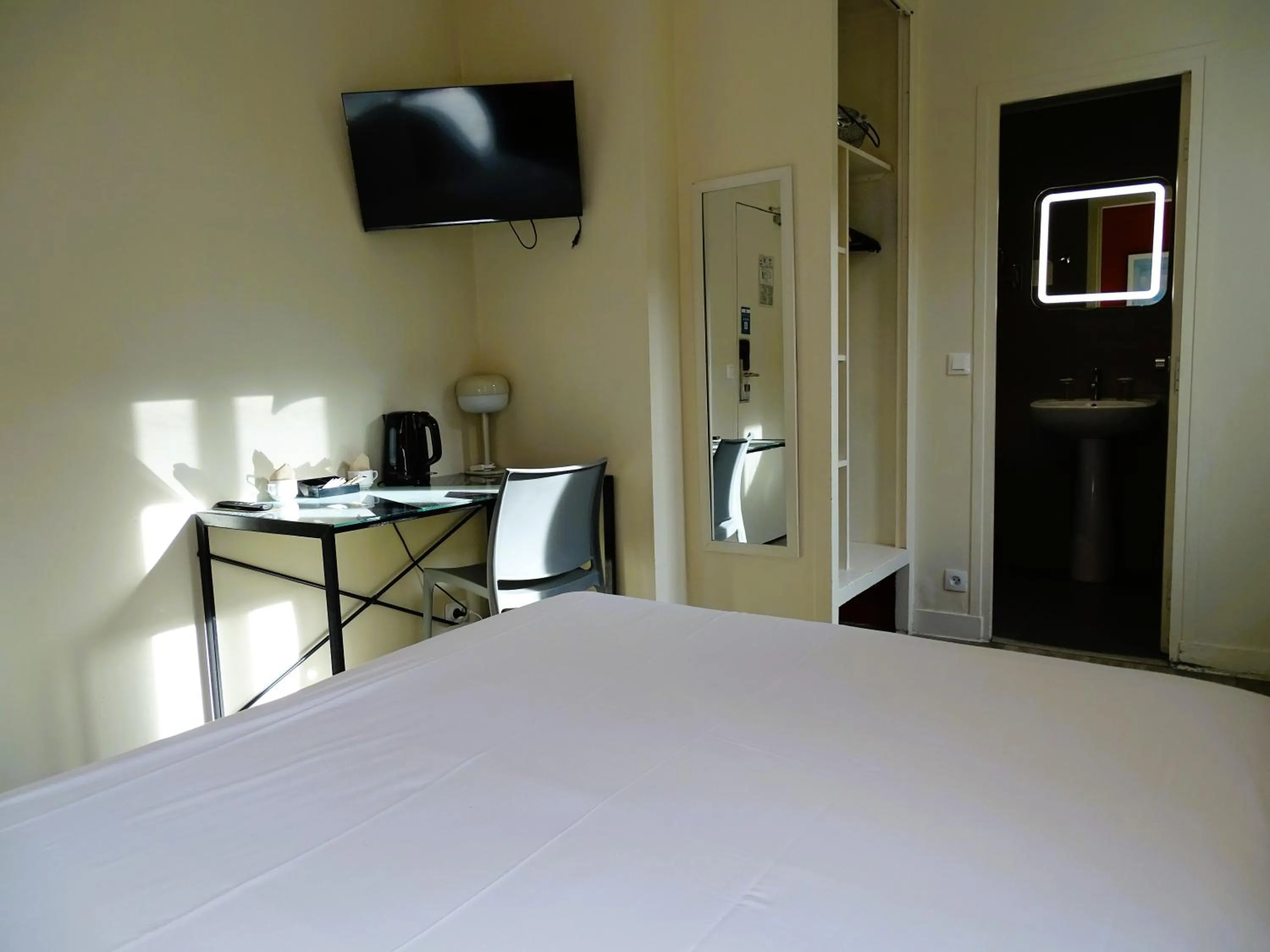 Photo of the whole room, Bed in Hipotel Belgrand Edith Piaf