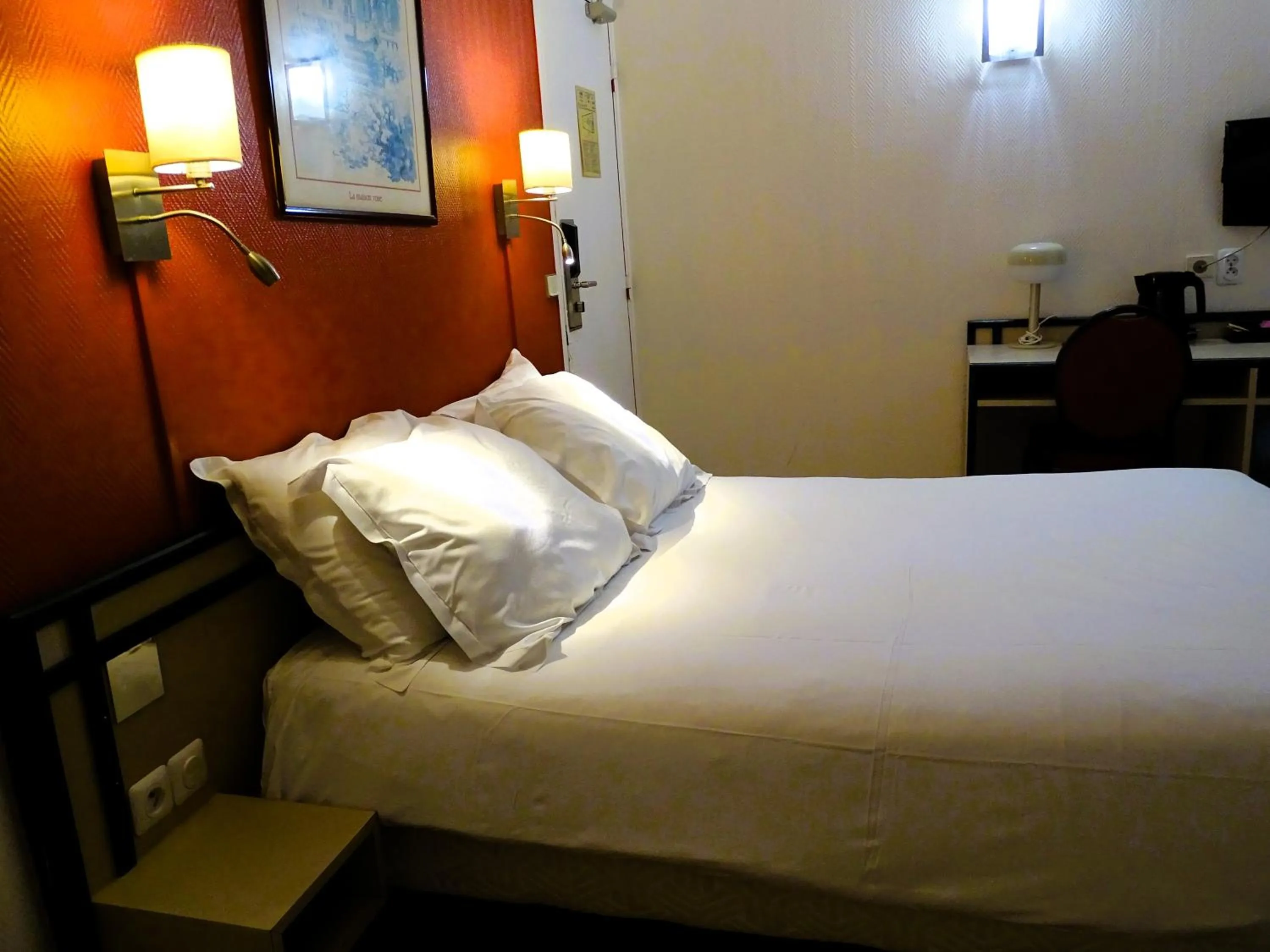 Bed in Hipotel Belgrand Edith Piaf