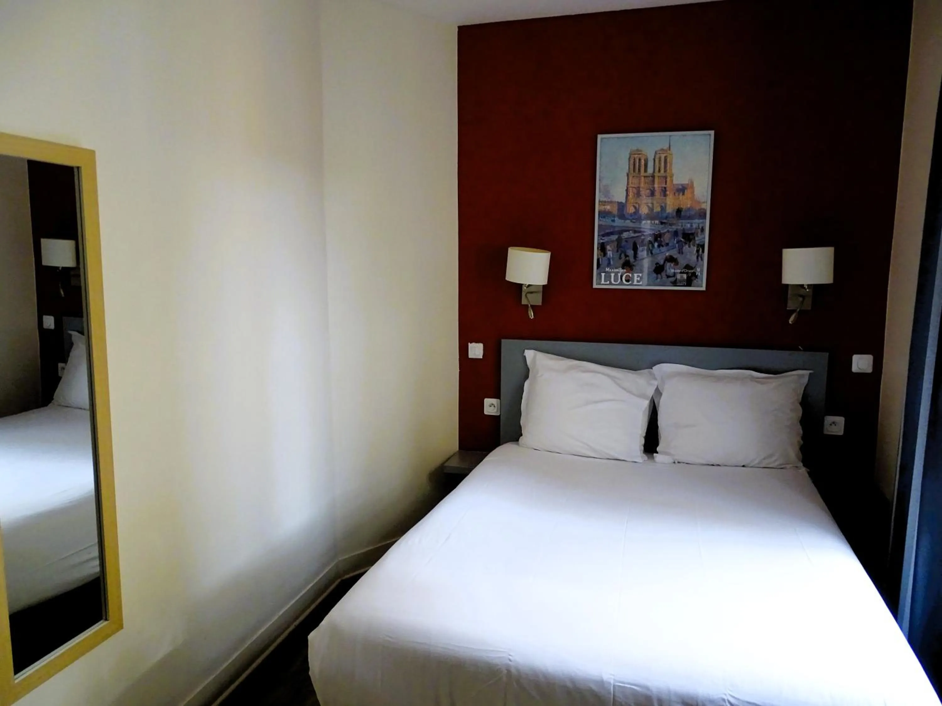 Bed in Hipotel Belgrand Edith Piaf