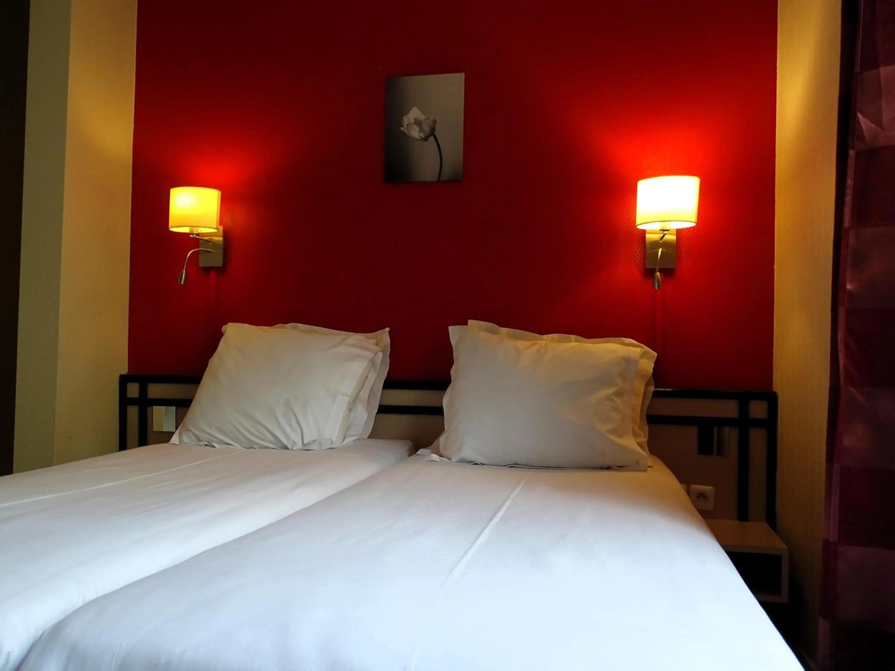 Bed in Hipotel Belgrand Edith Piaf