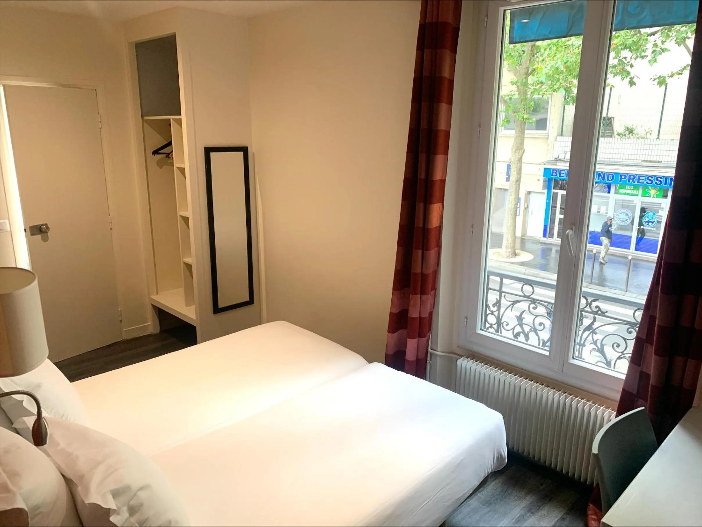 Bedroom, Bed in Hipotel Belgrand Edith Piaf