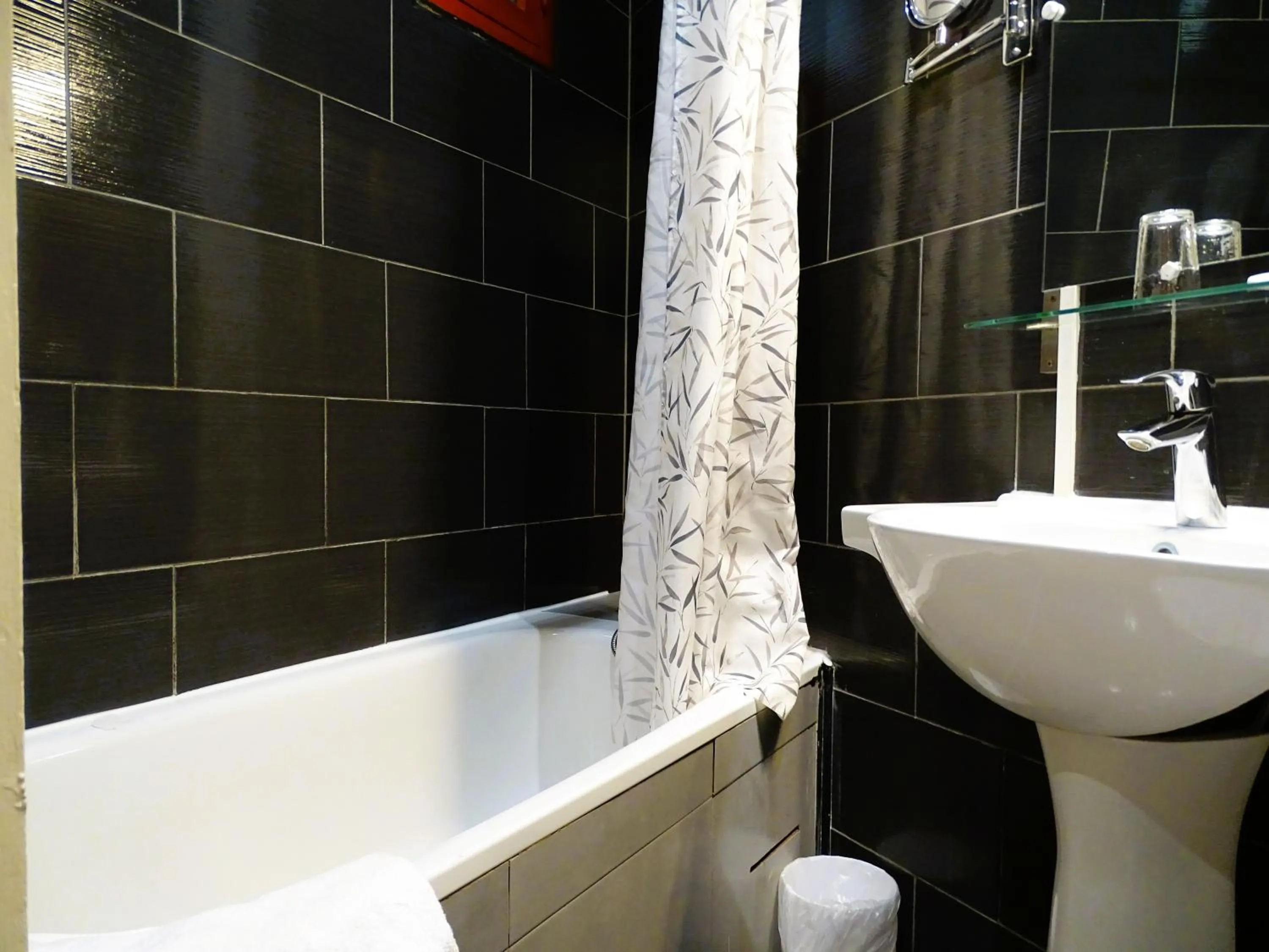 Bathroom in Hipotel Belgrand Edith Piaf