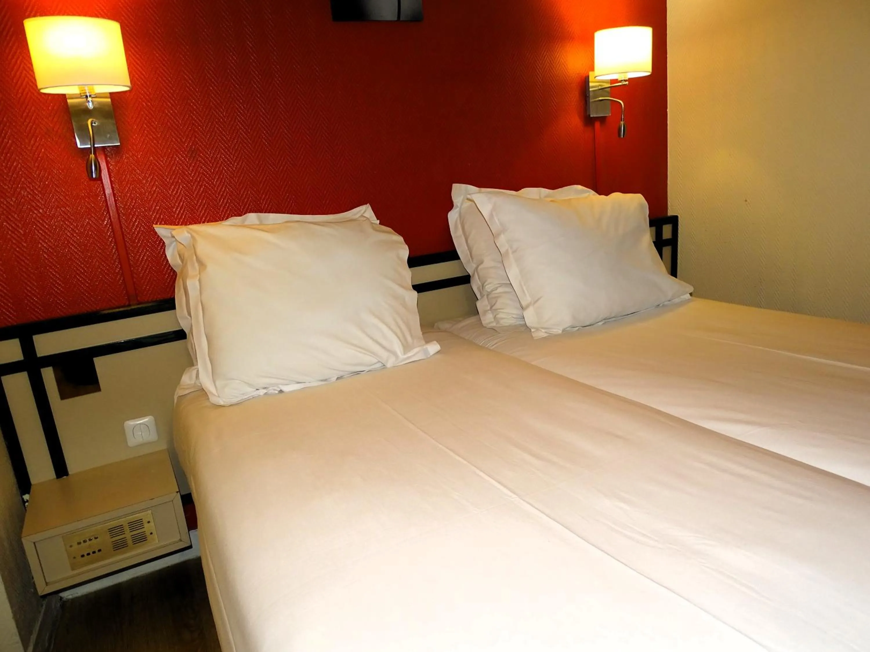 Photo of the whole room, Bed in Hipotel Belgrand Edith Piaf